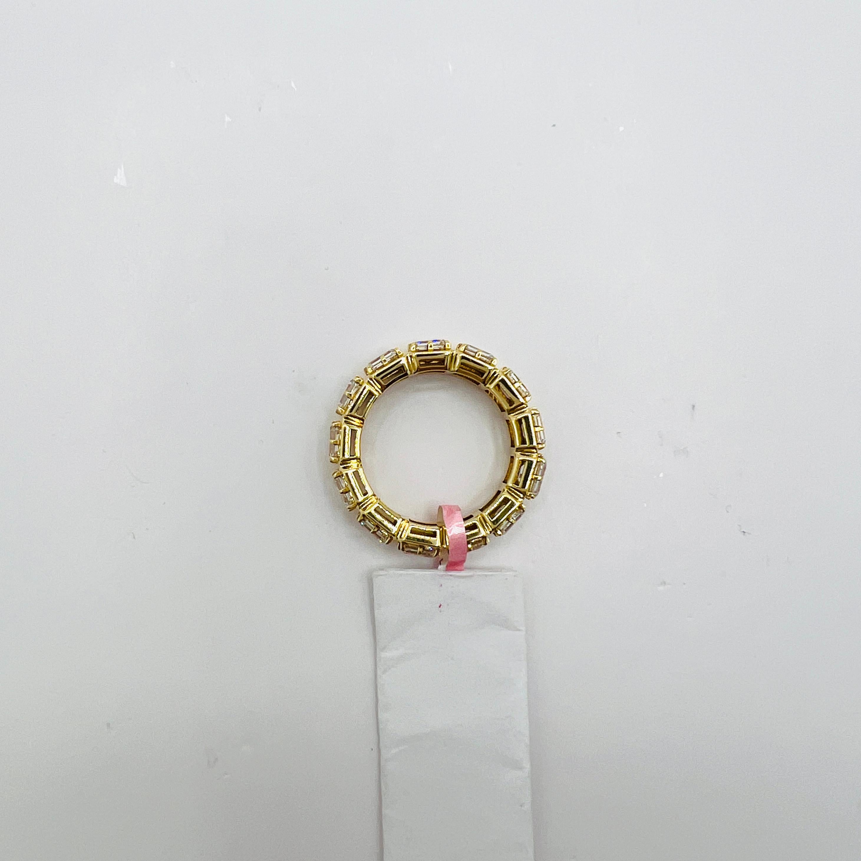 Anello a castone per l'eternità con diamante taglio smeraldo GIA in oro giallo 18 carati in vendita 2