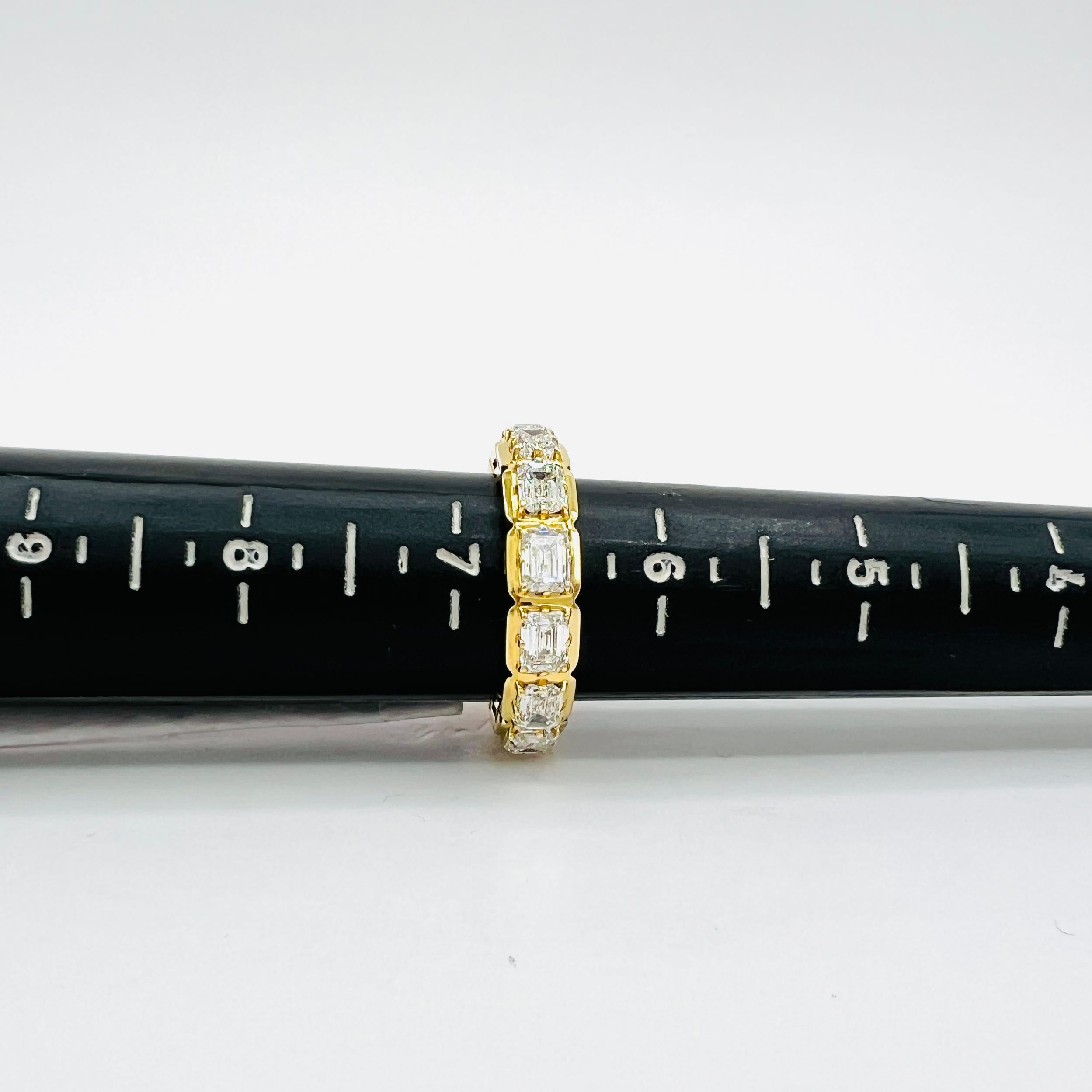 Anello a castone per l'eternità con diamante taglio smeraldo GIA in oro giallo 18 carati in vendita 3