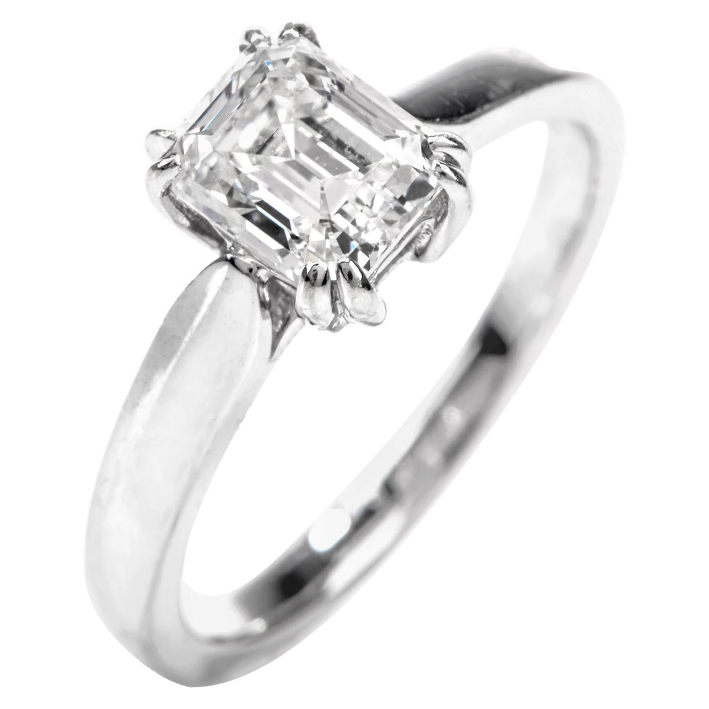 Bague de fiançailles solitaire en or avec diamant taille émeraude I-VS1 certifié GIA