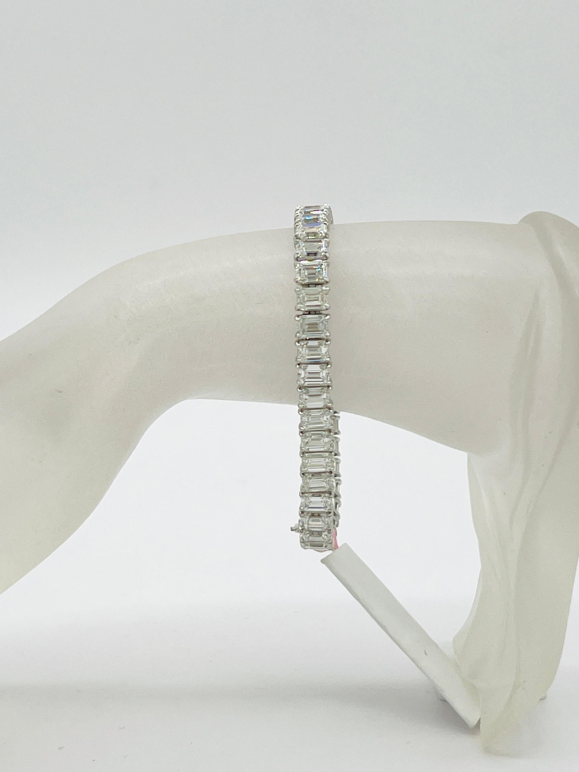 Impresionante 21,07 ct. F-G VVS-VS diamante blanco talla esmeralda.  Total de 42 piedras, cada piedra es de 0,50 ct.  Hecho a mano en oro blanco de 18 quilates.  La longitud es de 7