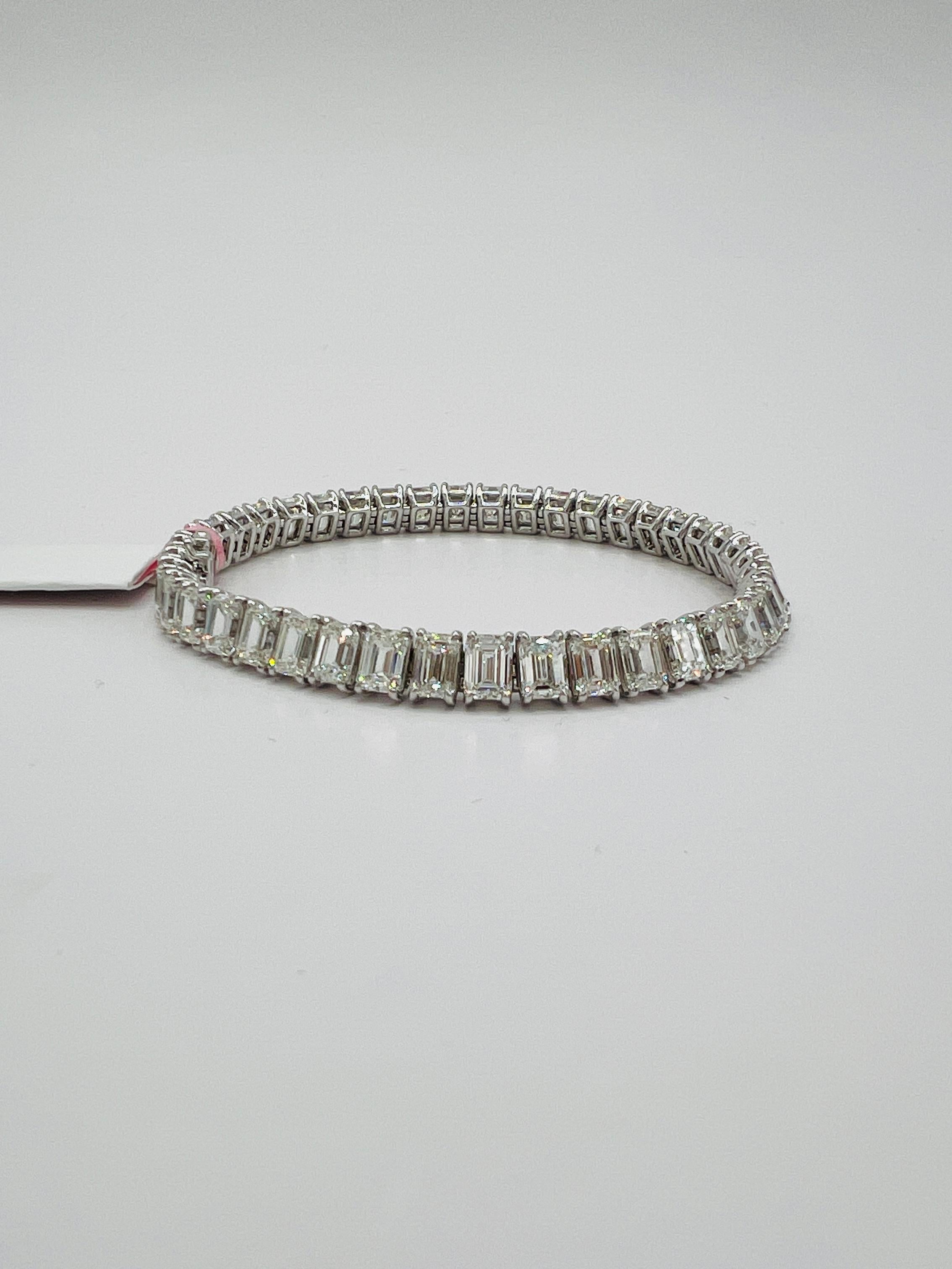 Femenino o masculino GIA Pulsera de tenis de diamantes talla esmeralda de medio quilate cada uno en oro blanco de 18 quilates en venta