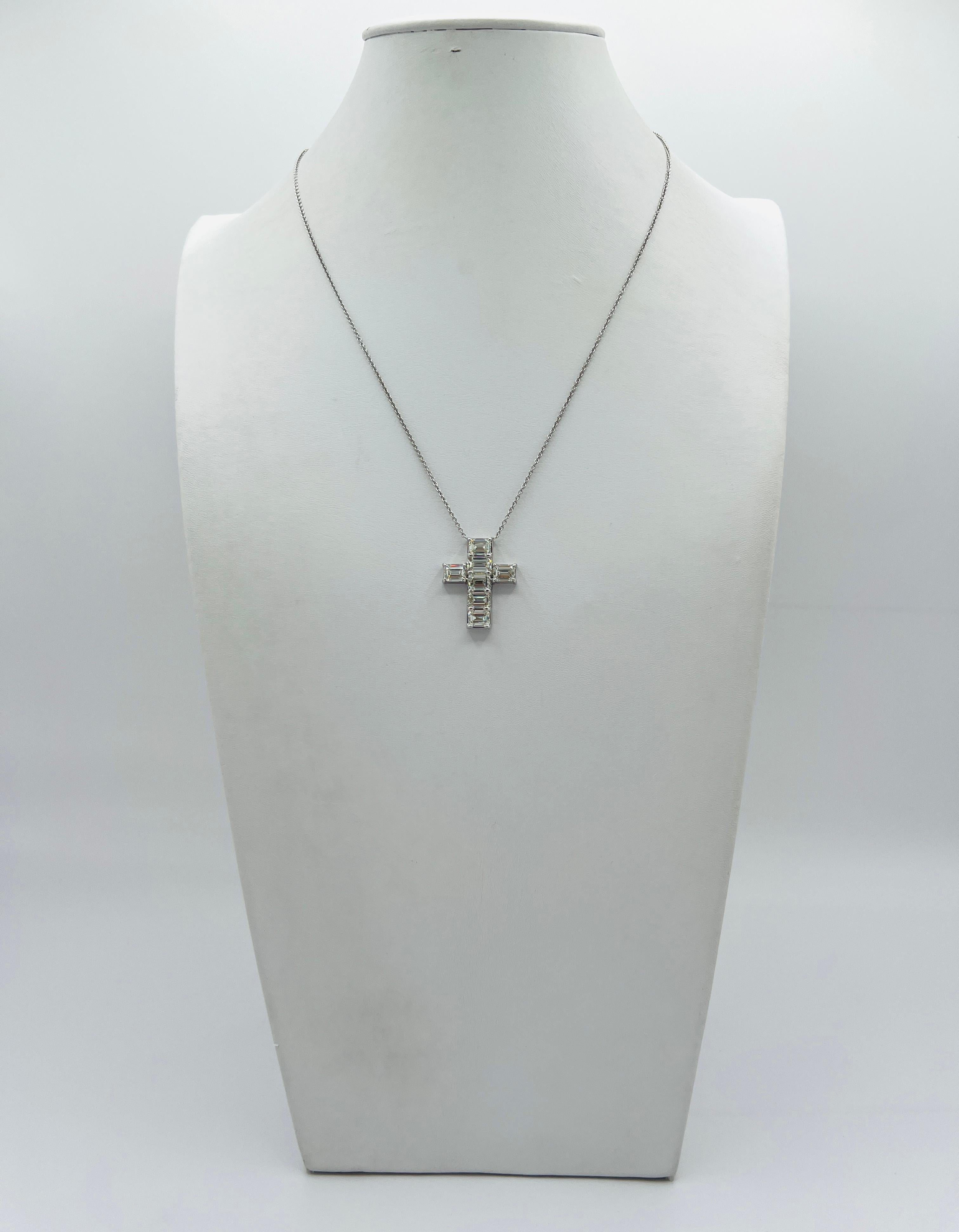 Croix en or blanc 18 carats avec diamant blanc taille émeraude GIA Neuf - En vente à Los Angeles, CA