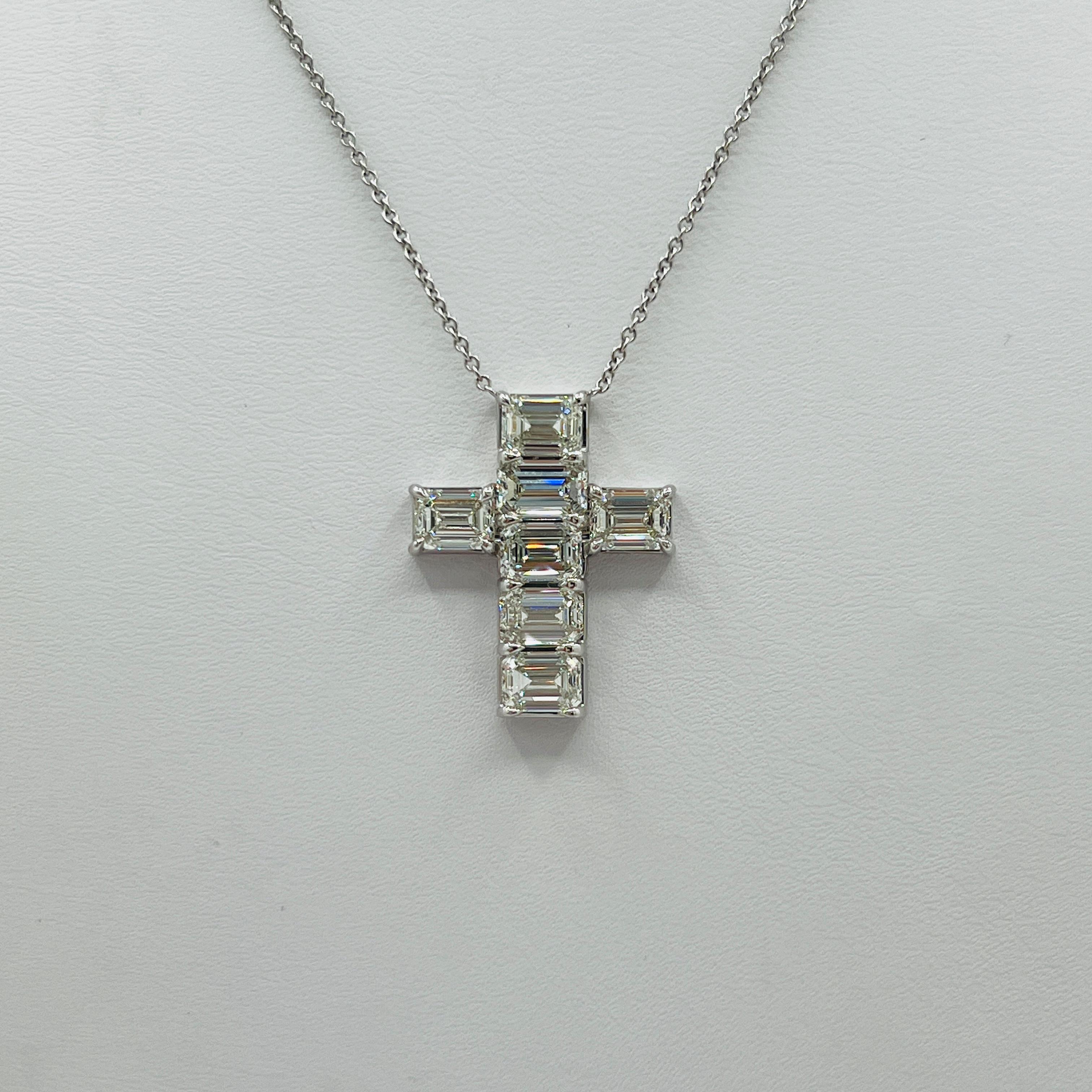 Croix en or blanc 18 carats avec diamant blanc taille émeraude GIA Unisexe en vente