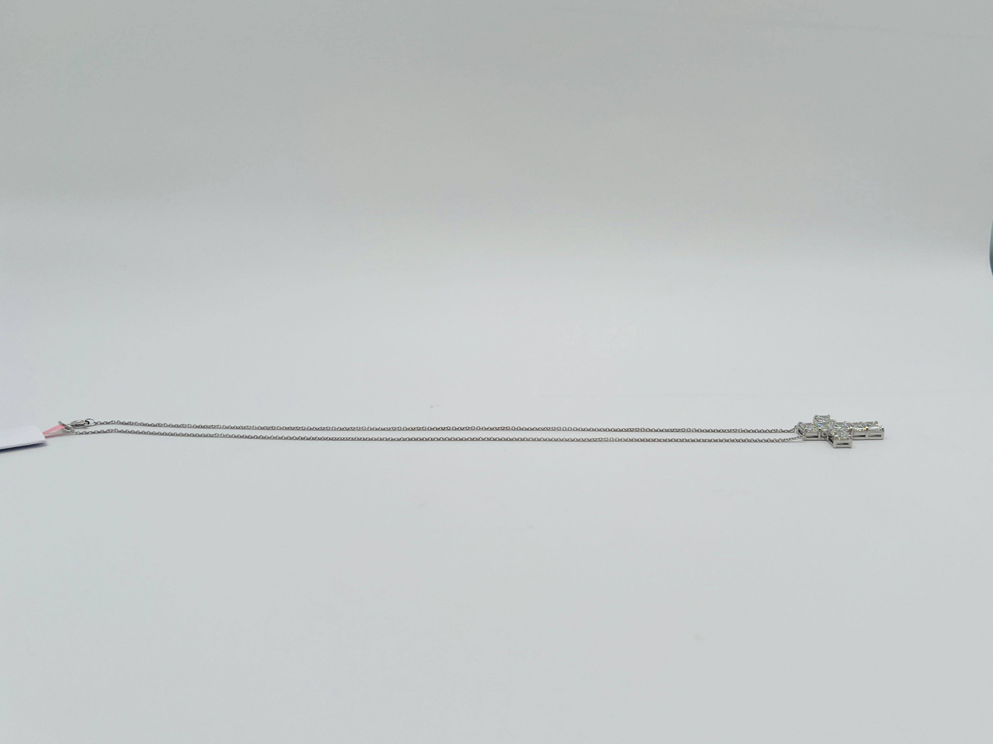 Croix en or blanc 18 carats avec diamant blanc taille émeraude GIA en vente 1