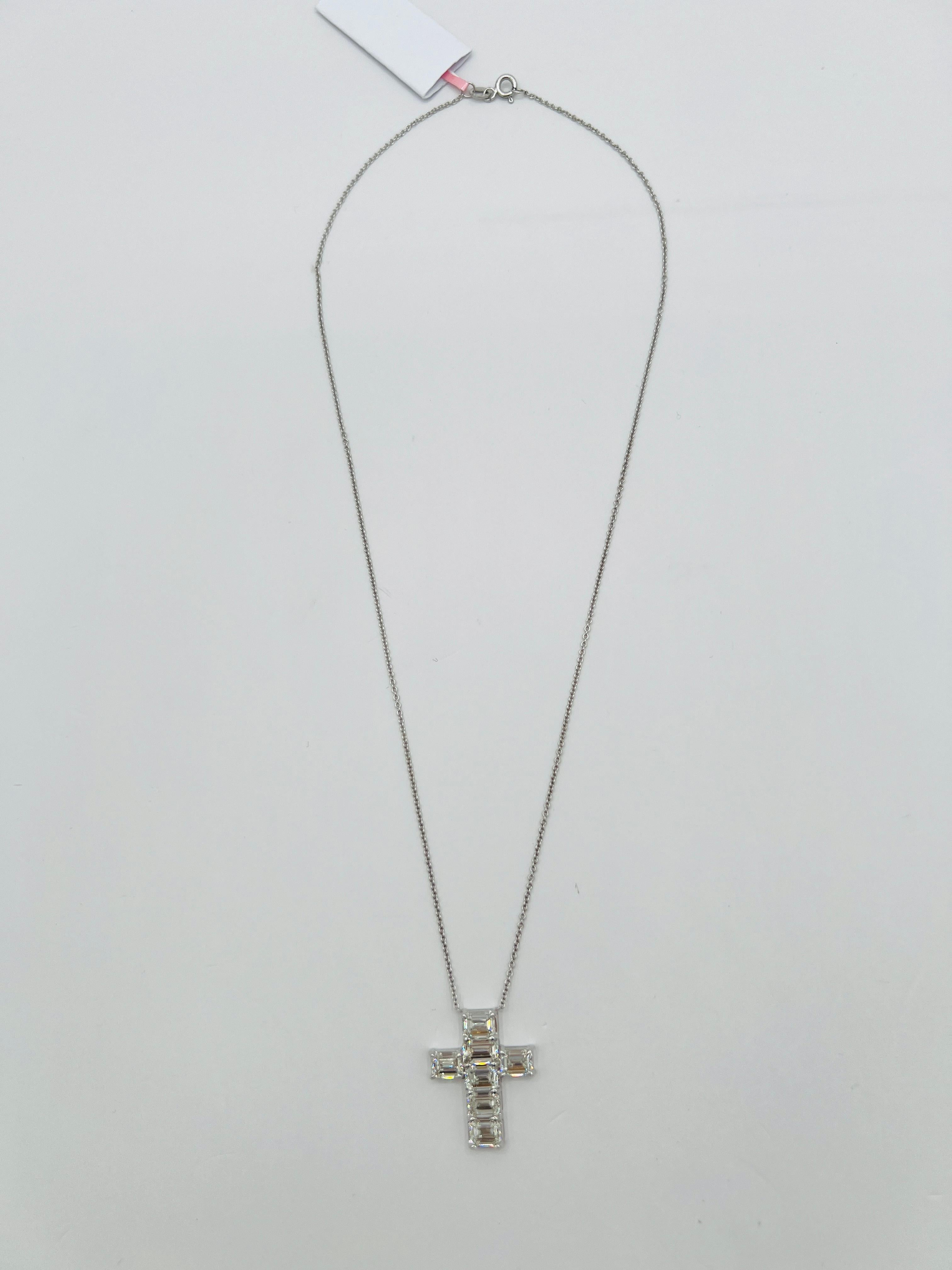 Croix en or blanc 18 carats avec diamant blanc taille émeraude GIA en vente 2