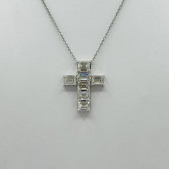 Croix en or blanc 18 carats avec diamant blanc taille émeraude GIA