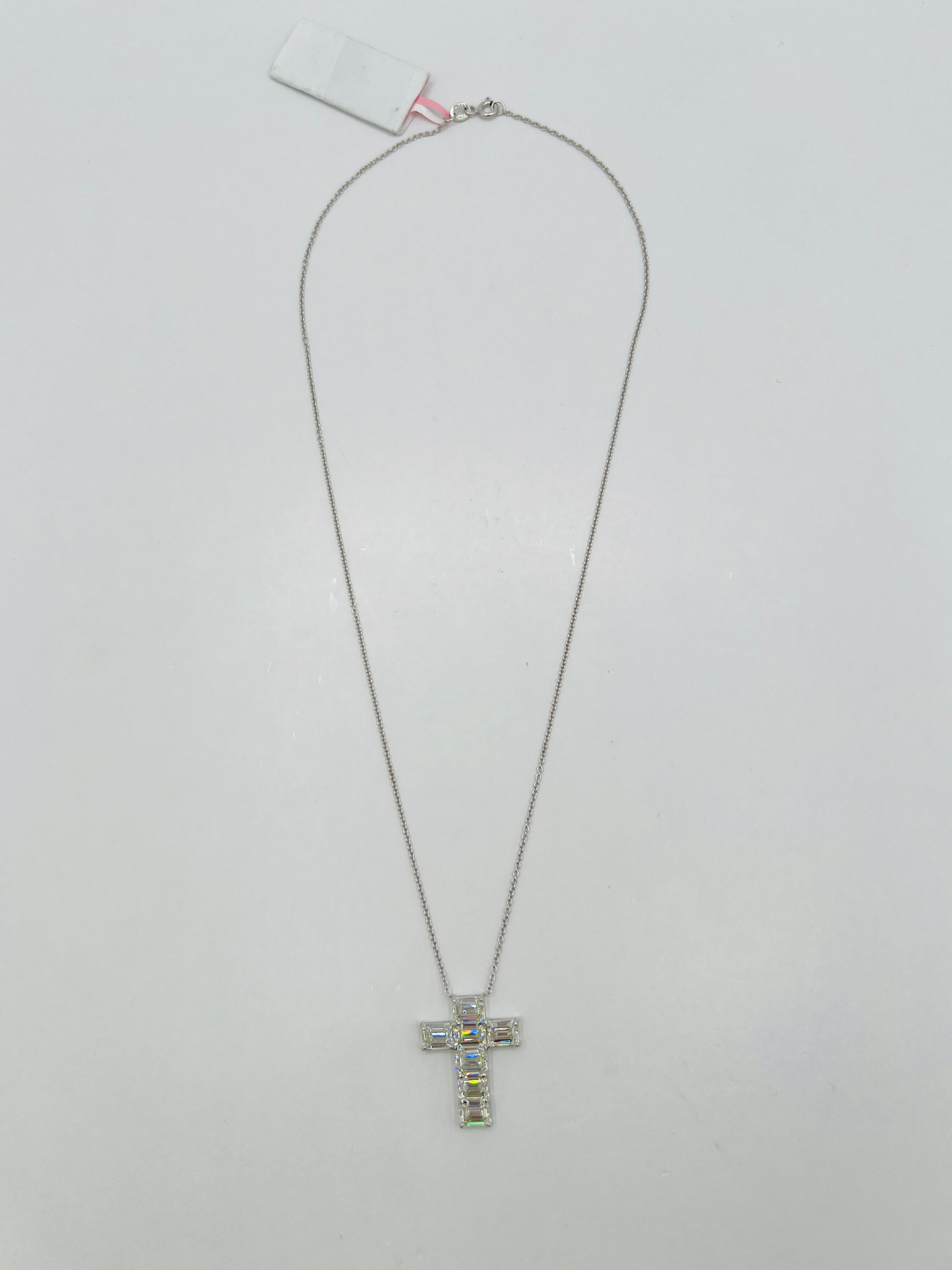 GIA Emerald Cut White Diamond Cross Pendant Necklace in 18K White Gold en venta 1