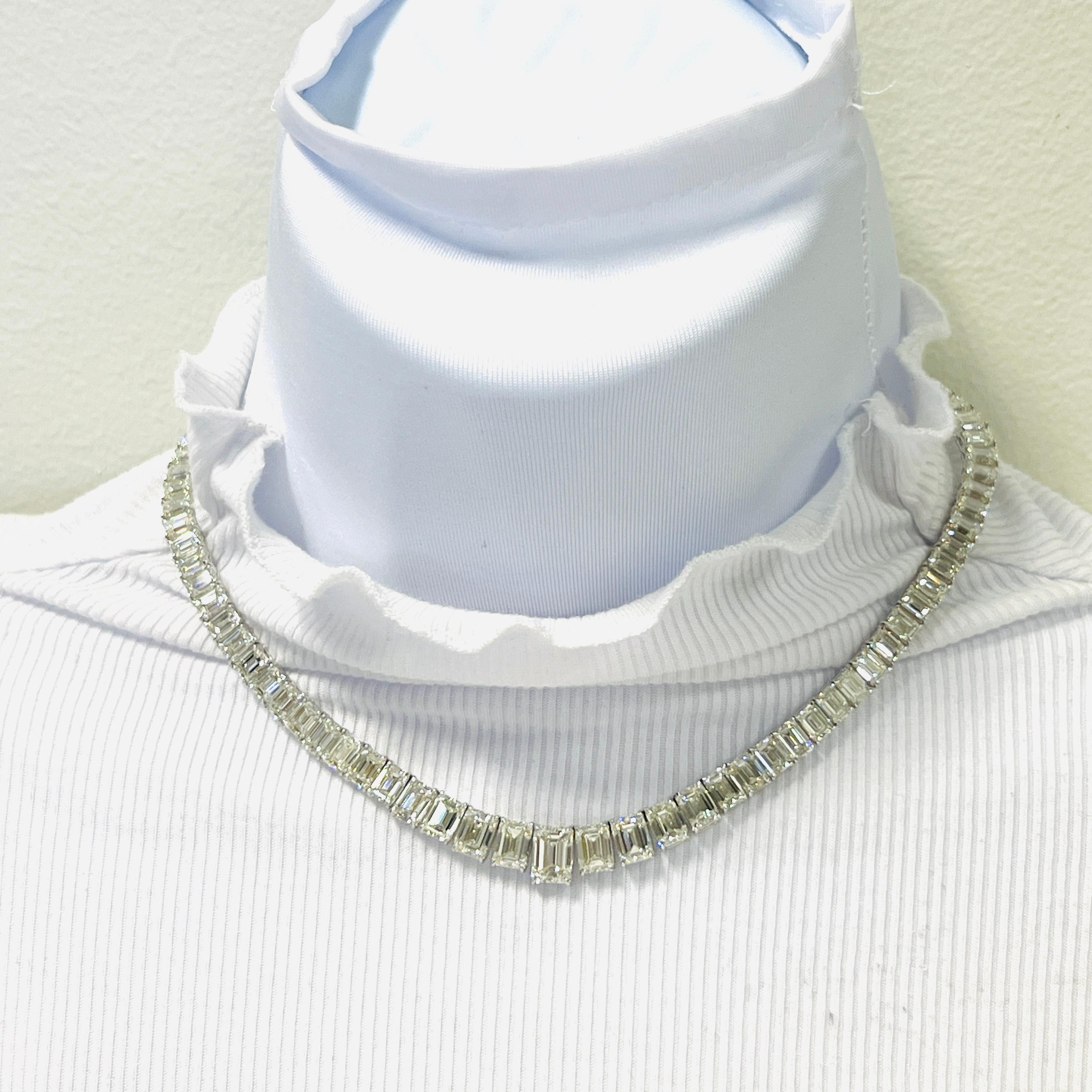 Magnifique 52.58 ct.  IJ  IF-VS2 diamant blanc taille émeraude.  Total de 88 pierres.  Fabriqué à la main en or blanc 18 carats. 
 La longueur est de 15