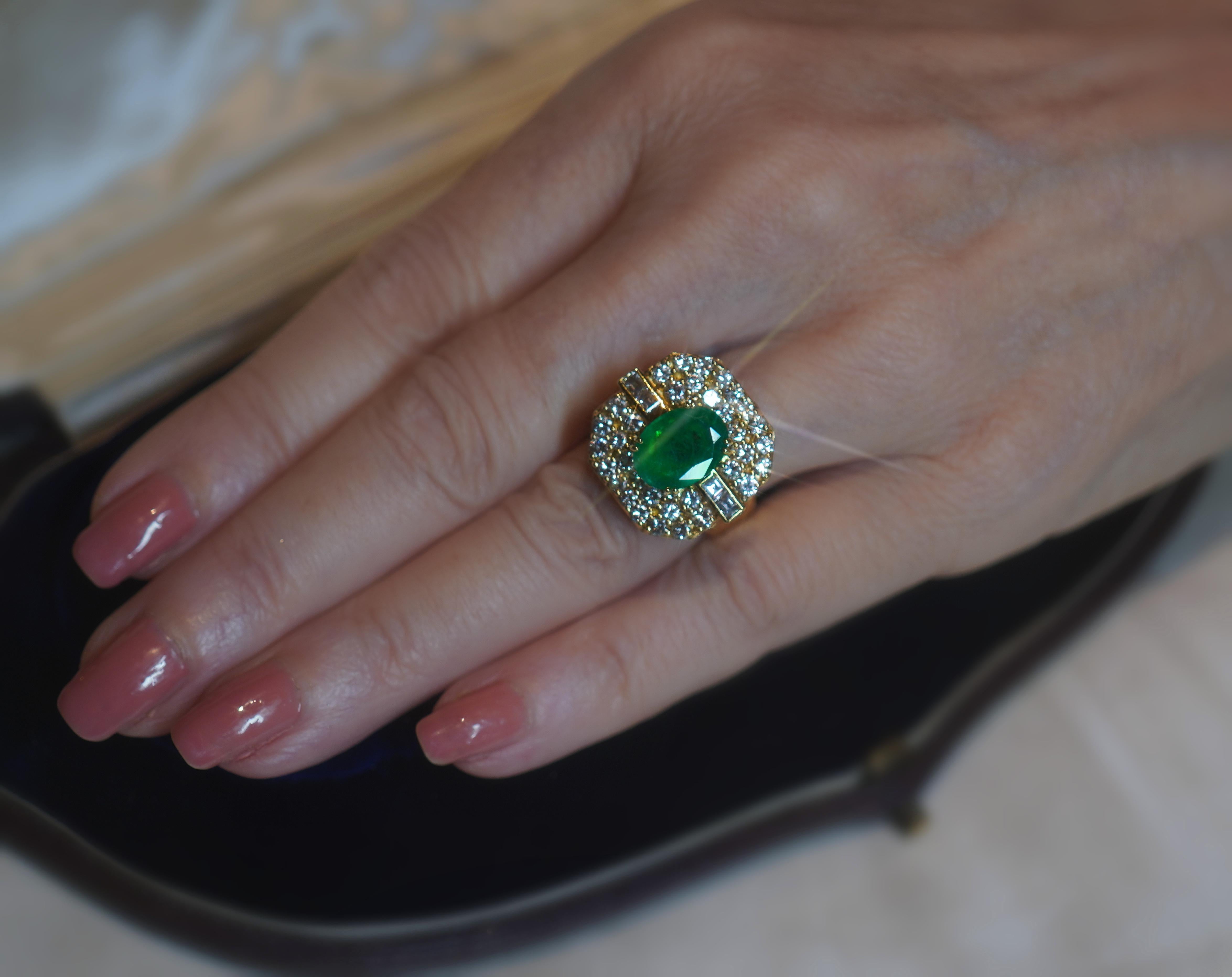 Old South Jewels proudly presents....VINTAGE LUXURY.     HUGE 18K GIA CERTIFIED EMERALD DIAMOND 7.54 CARAT RING!   VINTAGE GLOWING 2.32 CARAT TRANSPARENT NATURAL EMERALD.    CROWNED WITH 5.22 CARATS OF VS SPARKLING WHITE EYE CLEAN DIAMONDS.    VERY