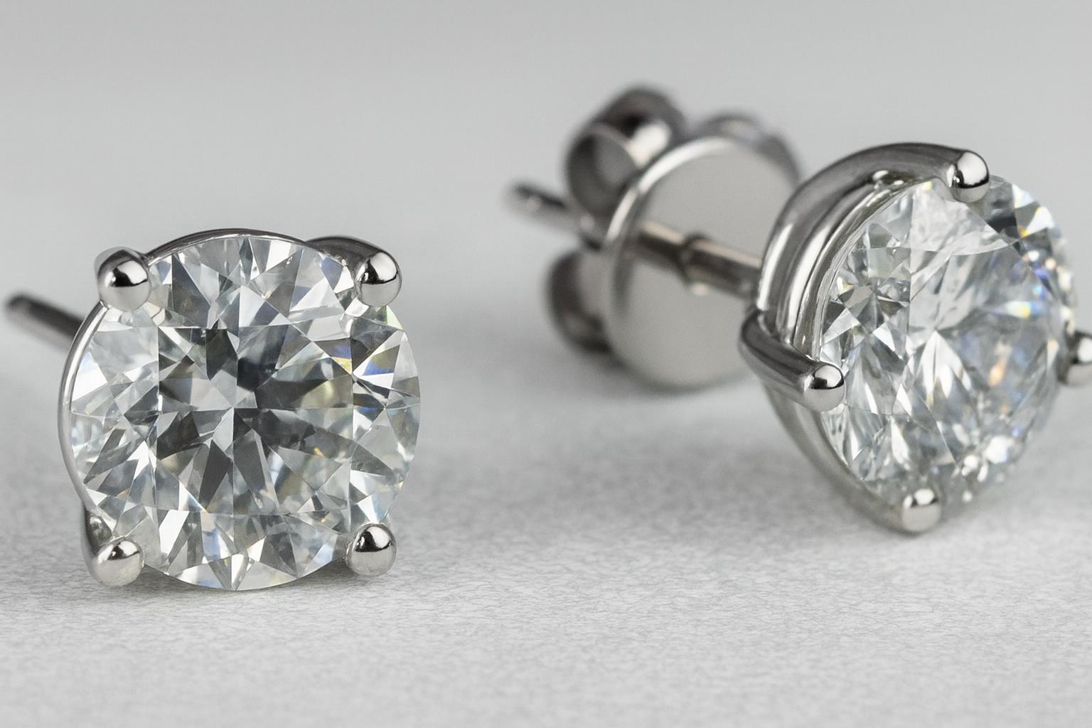 Une paire intemporelle de boucles d'oreilles en diamant, chacune sertie d'un superbe diamant rond de taille brillant pesant un total combiné de 3,94 carats. Les diamants mesurent environ 8,09 mm x 7,97 mm chacun, affichant une brillance vive dans la
