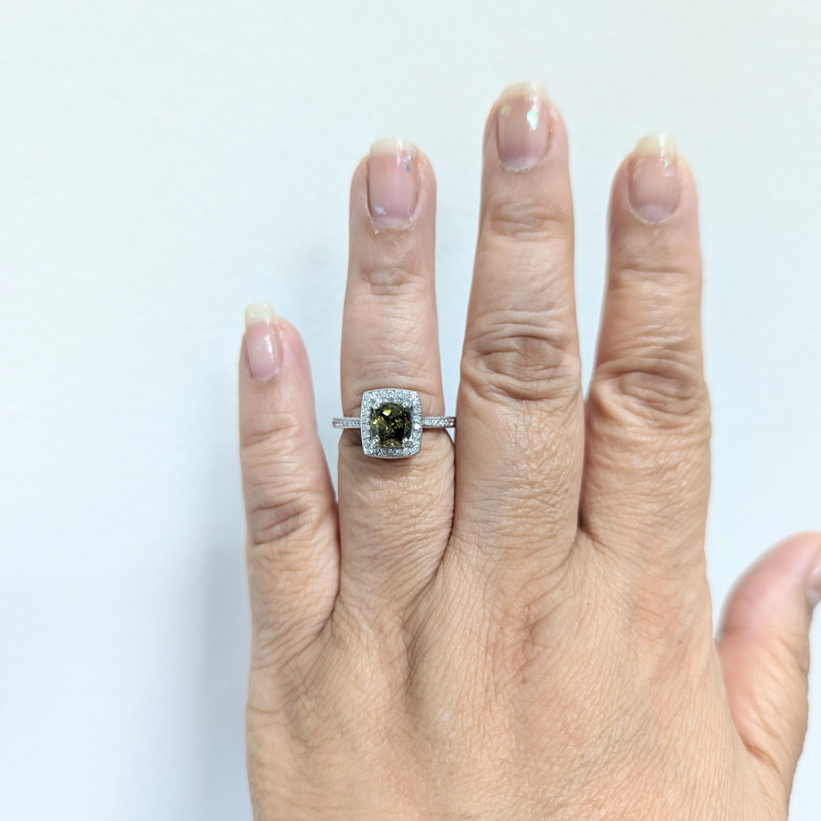 Atemberaubende GIA 1,57 ct. fancy dunkelbraun grünlich gelb Chamäleon Kissen I1 Klarheit mit guter Qualität weißen Diamanten Runden.  Handgefertigt aus 14k Weißgold.  Ring Größe 7,5.  Inklusive GIA-Zertifikat.