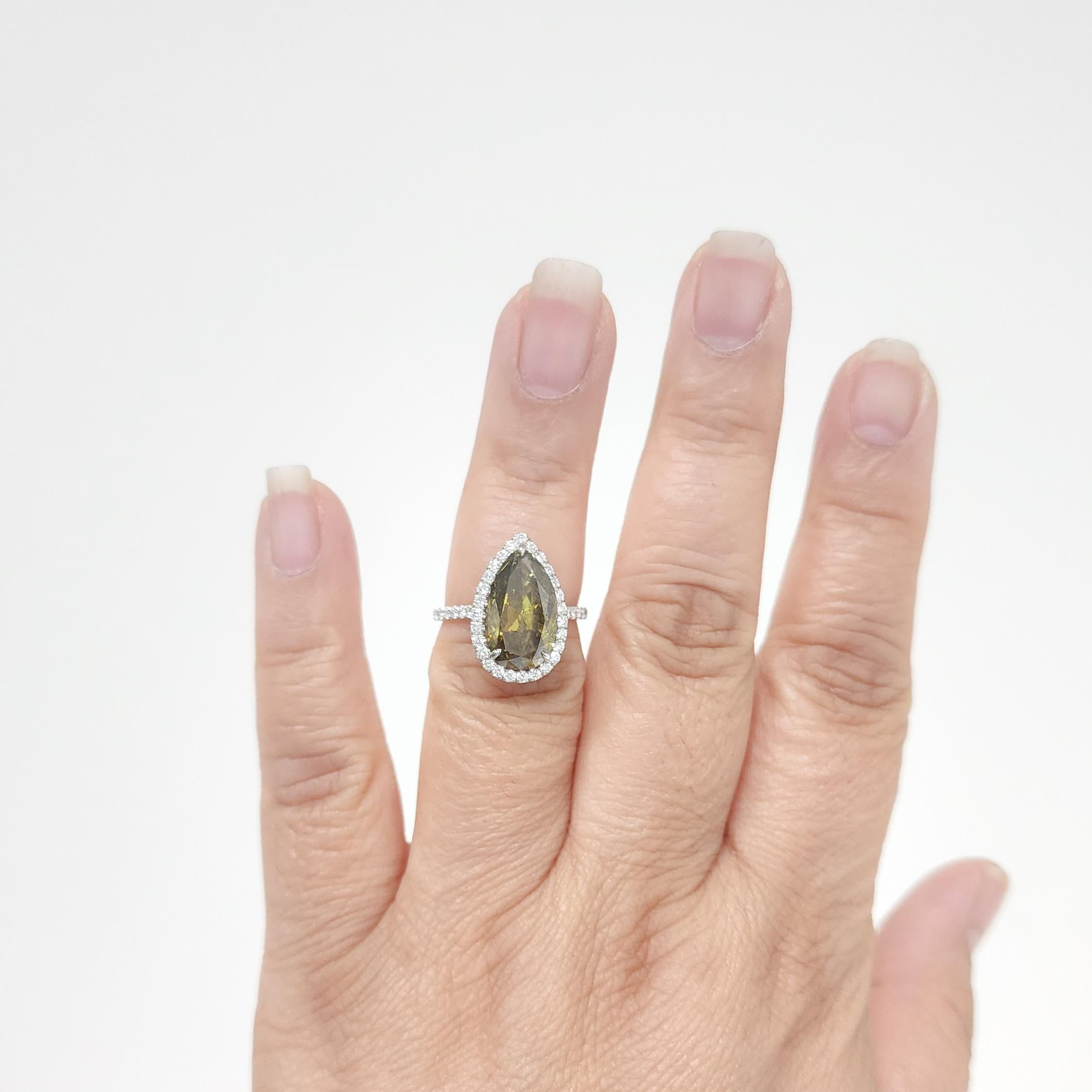 Wunderschöne 3,97 ct. GIA-zertifizierte Diamant Birne Form mit 0,54 ct. gute Qualität weißer Diamanten rund pave.  Handgefertigt in Platin.  Ring Größe 6,5.
Inklusive GIA-Zertifikat.
