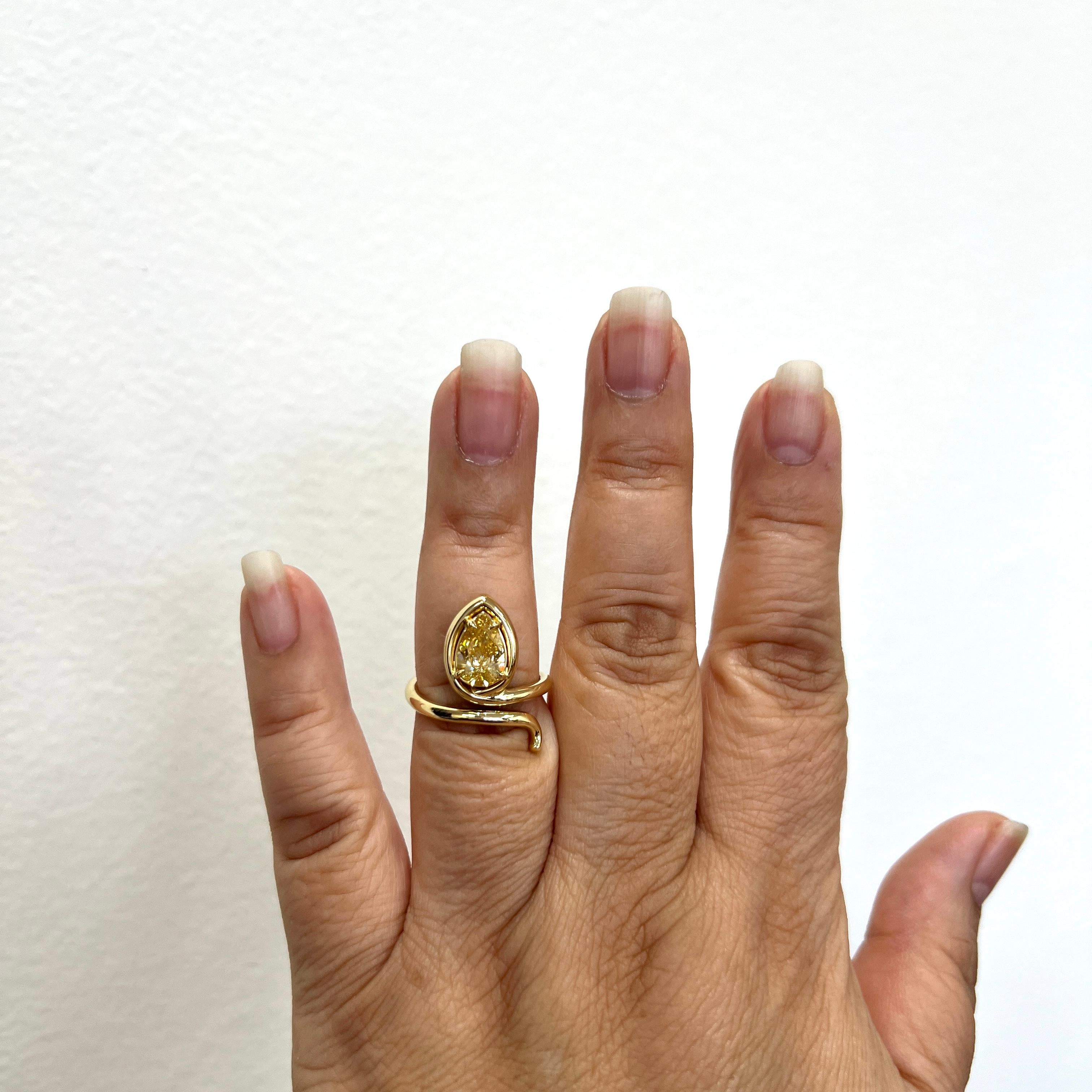 Magnifique poire de 1,43 ct. de couleur jaune orangé foncé fantaisie  diamant.  Bague taille 7.25.  Fabriqué à la main en or jaune 18k.  Certificat GIA inclus.