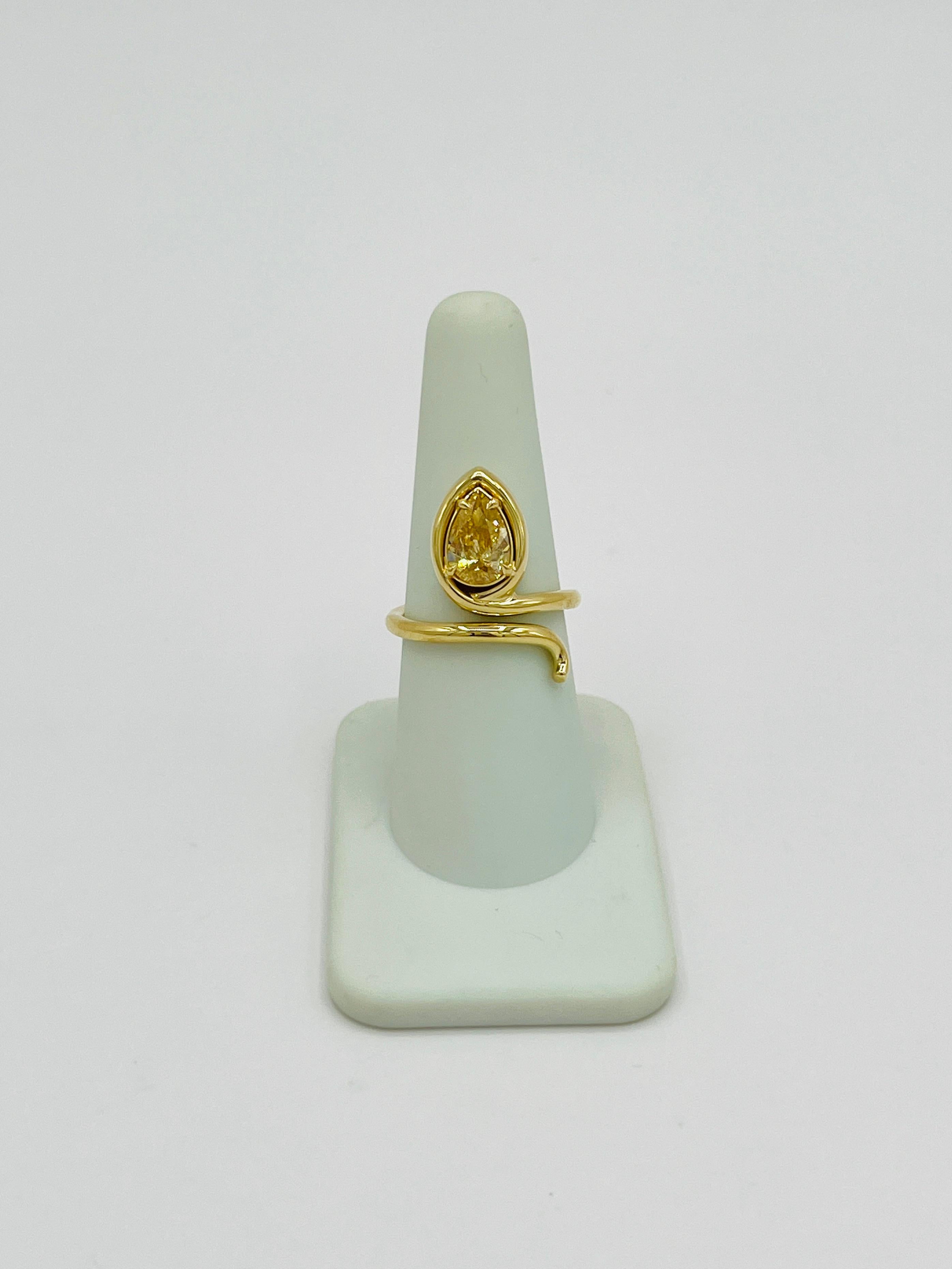 Bague serpent en or jaune 18 carats avec diamant jaune orangé foncé fantaisie en forme de poire, certifié GIA Neuf - En vente à Los Angeles, CA