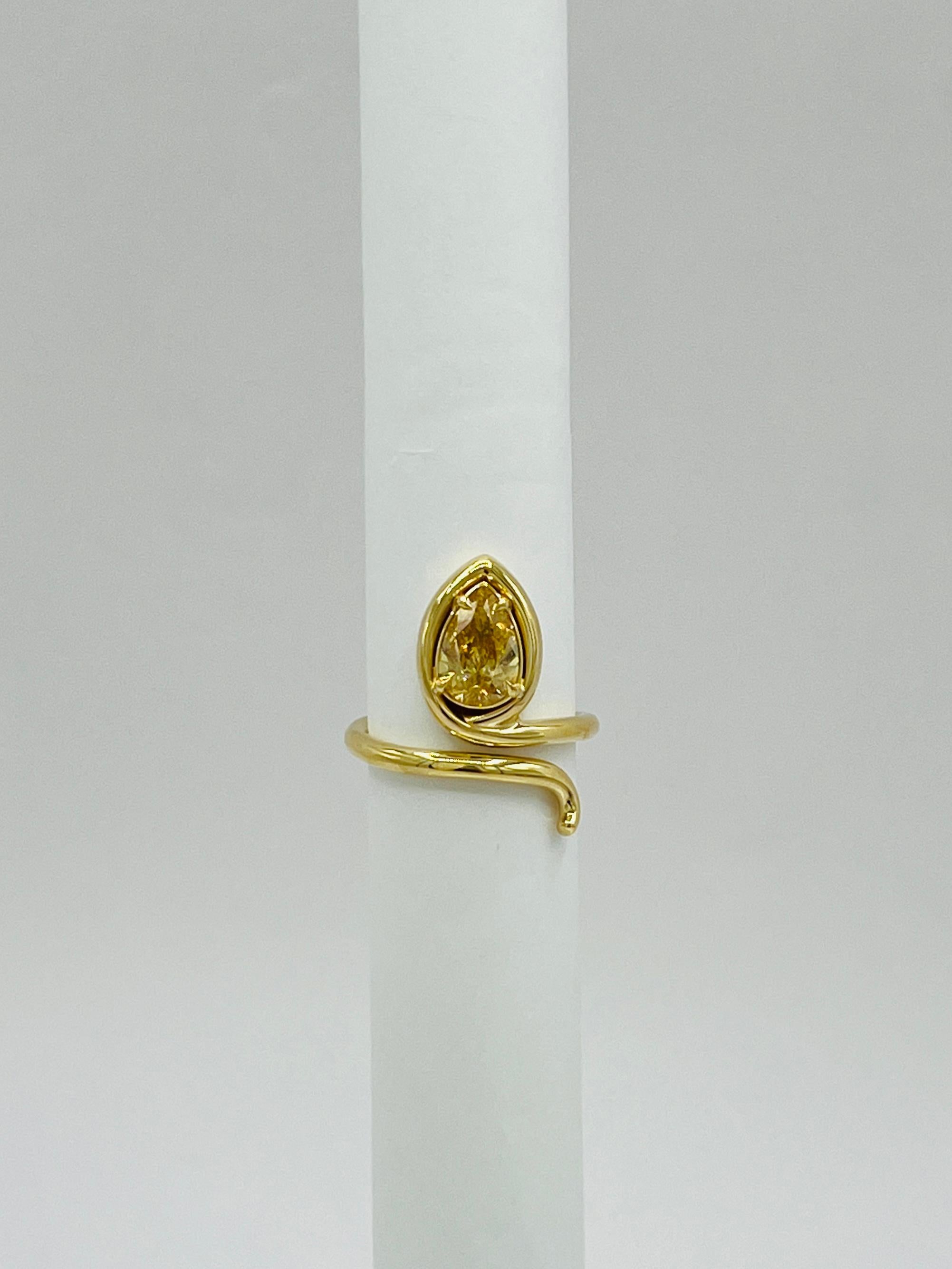Bague serpent en or jaune 18 carats avec diamant jaune orangé foncé fantaisie en forme de poire, certifié GIA Unisexe en vente