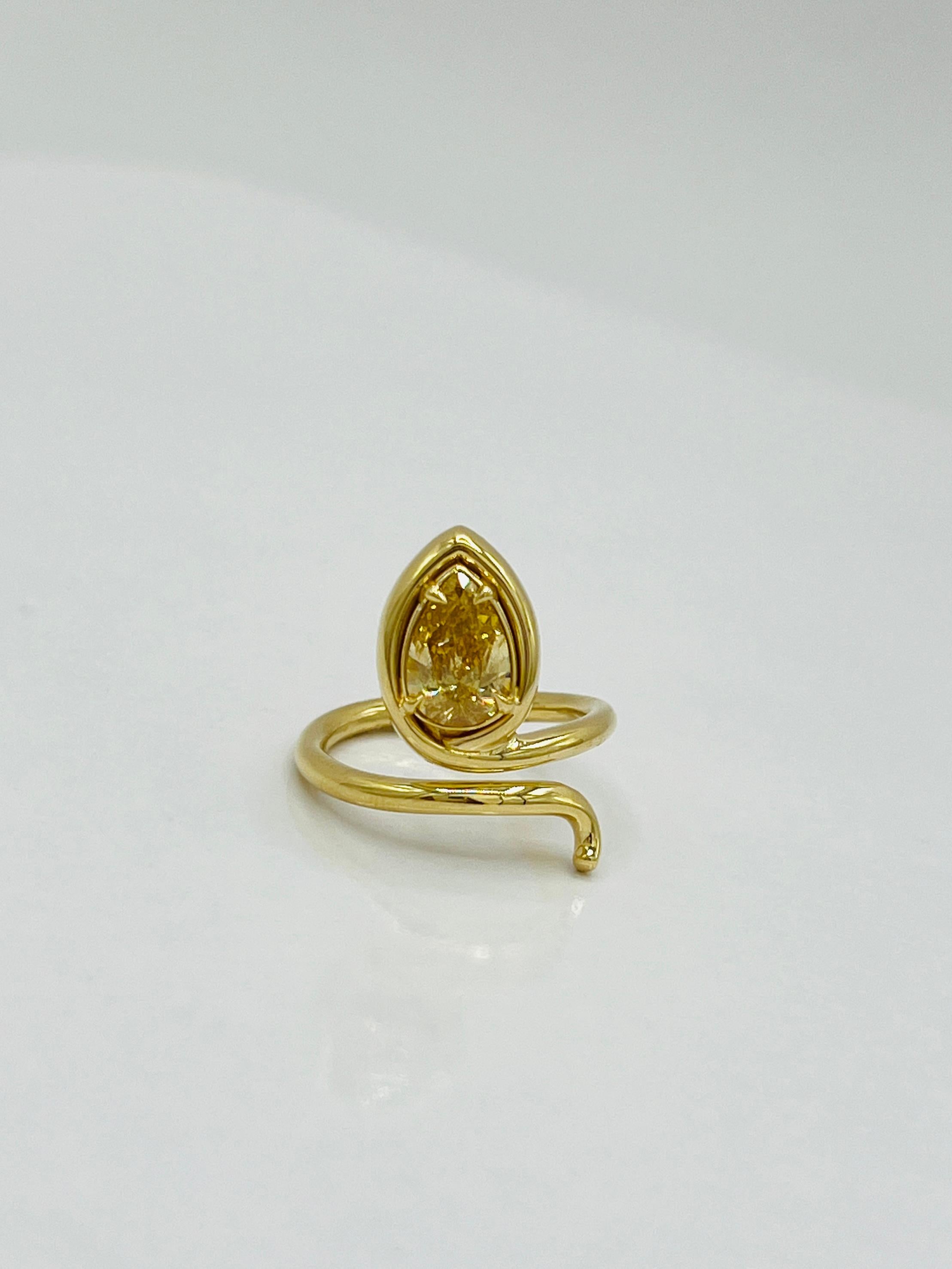 Bague serpent en or jaune 18 carats avec diamant jaune orangé foncé fantaisie en forme de poire, certifié GIA en vente 1
