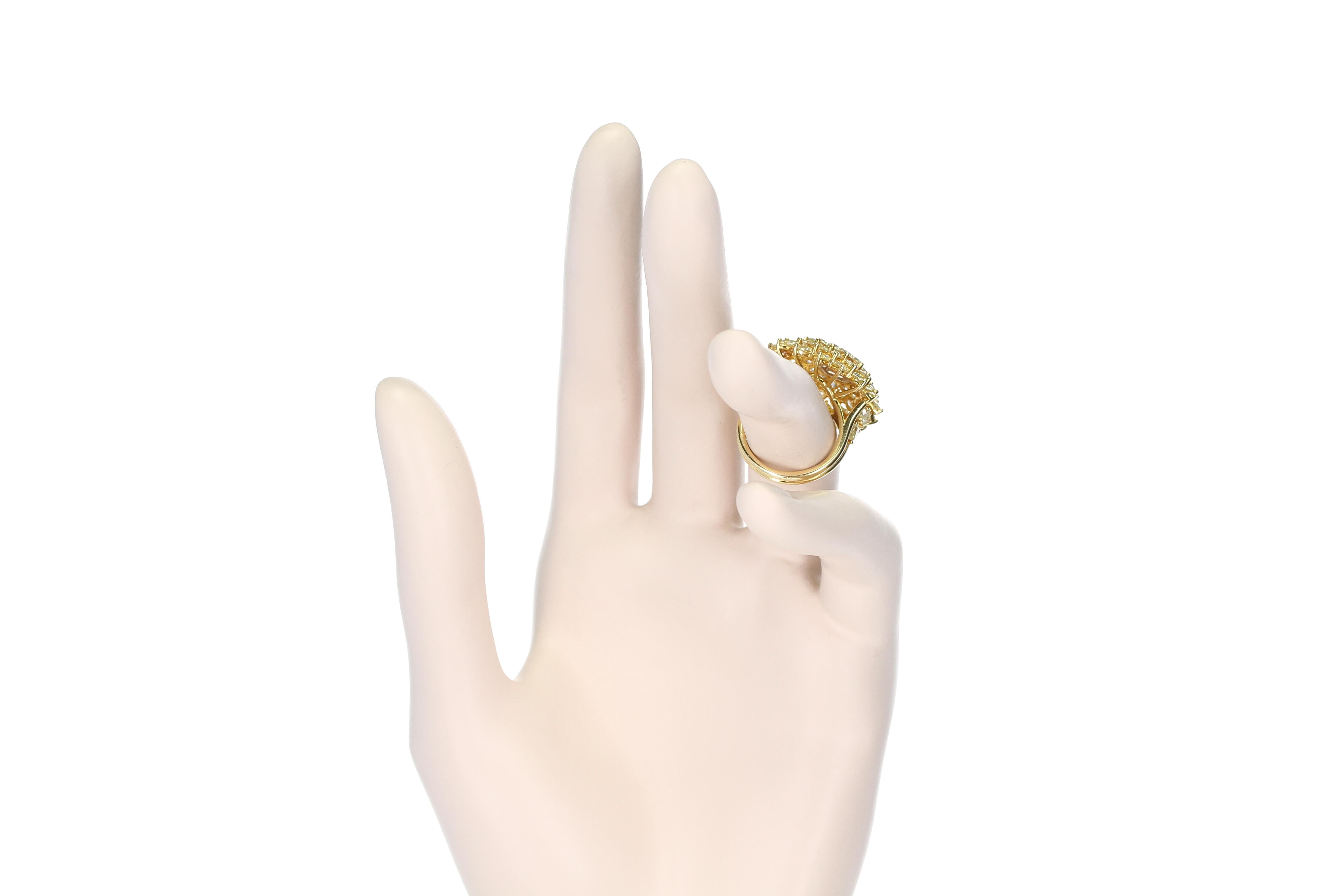 Donna Anello da cocktail in oro con diamanti gialli e rosa intenso GIA Fancy Diamond in vendita