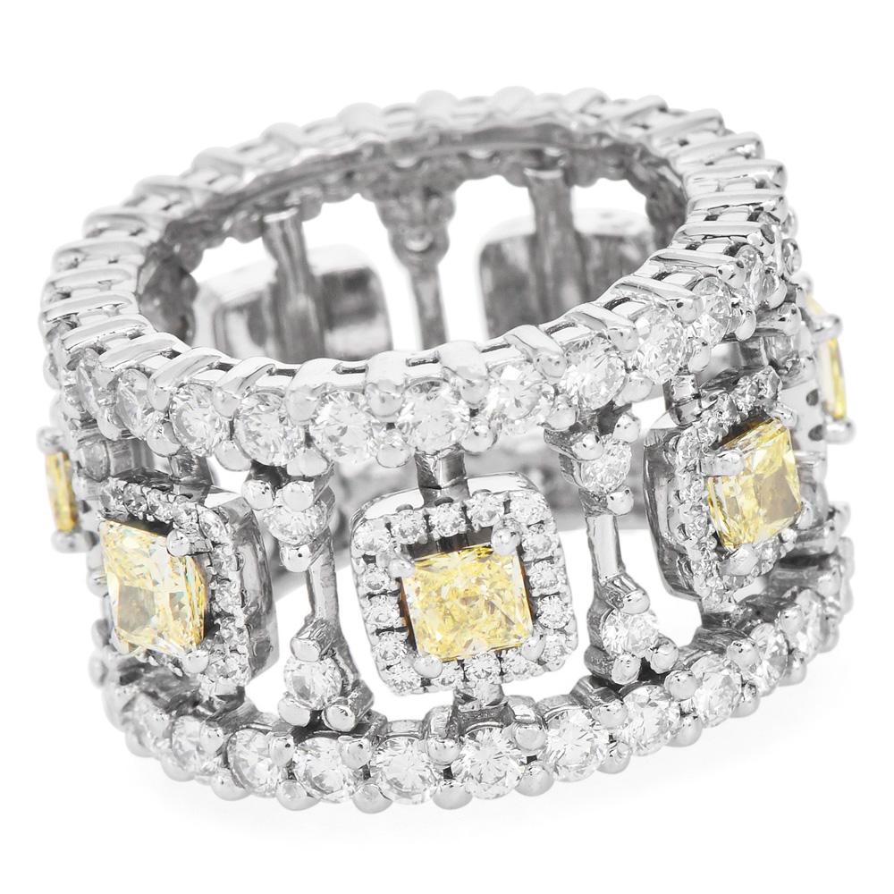 Quadrato GIA Anello di eternità in platino con diamante giallo intenso di 6,60 carati in vendita