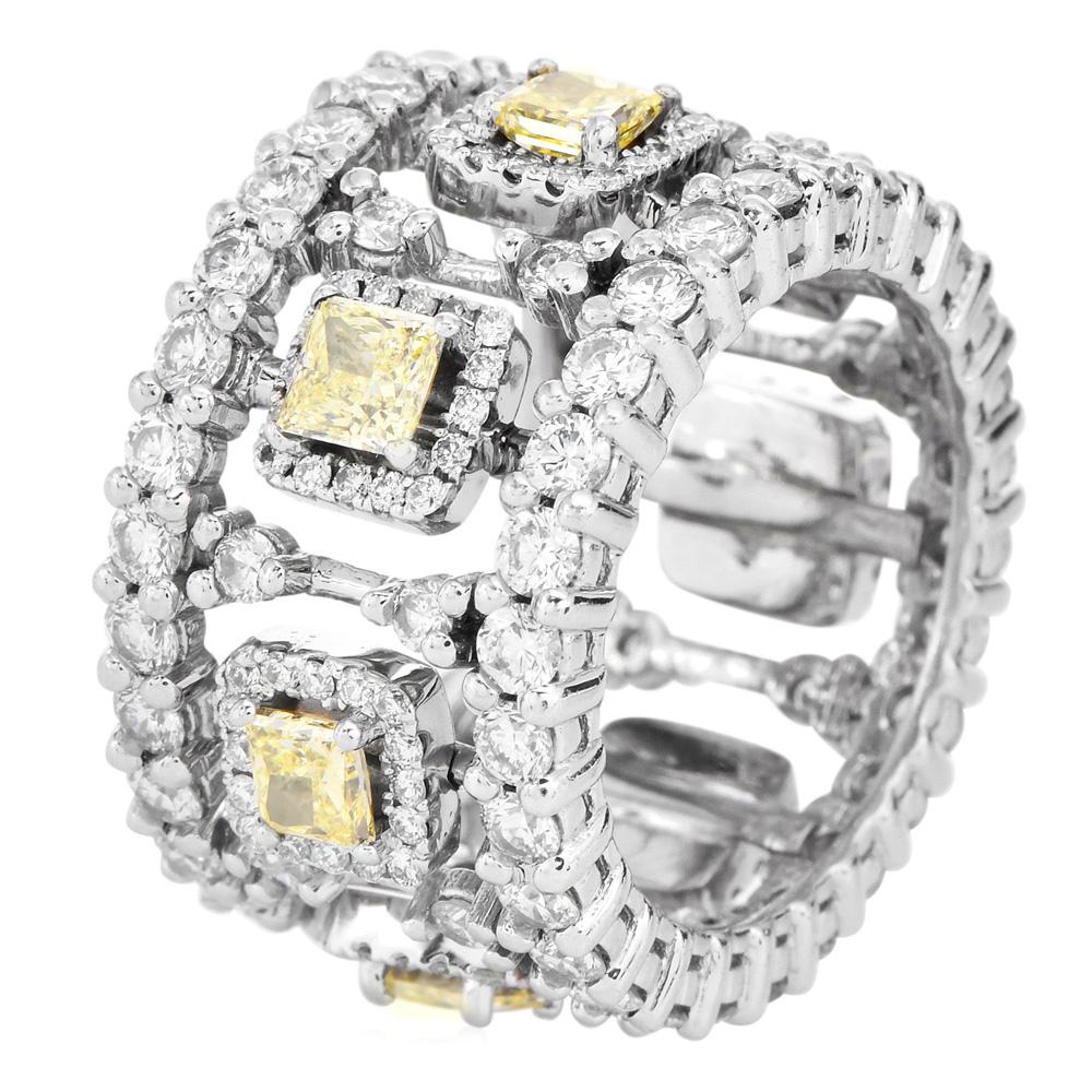 Donna GIA Anello di eternità in platino con diamante giallo intenso di 6,60 carati in vendita