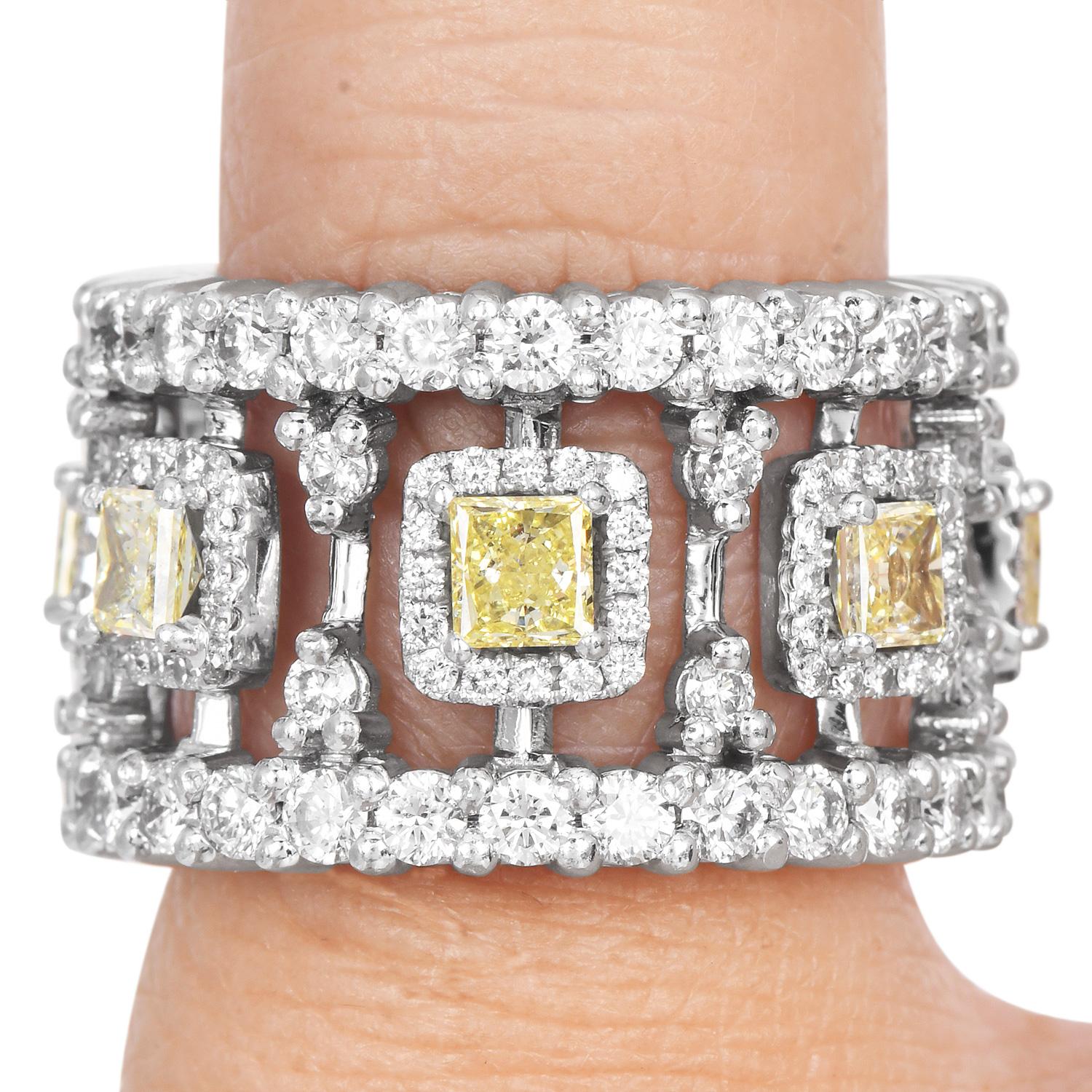GIA Anello di eternità in platino con diamante giallo intenso di 6,60 carati in vendita 2