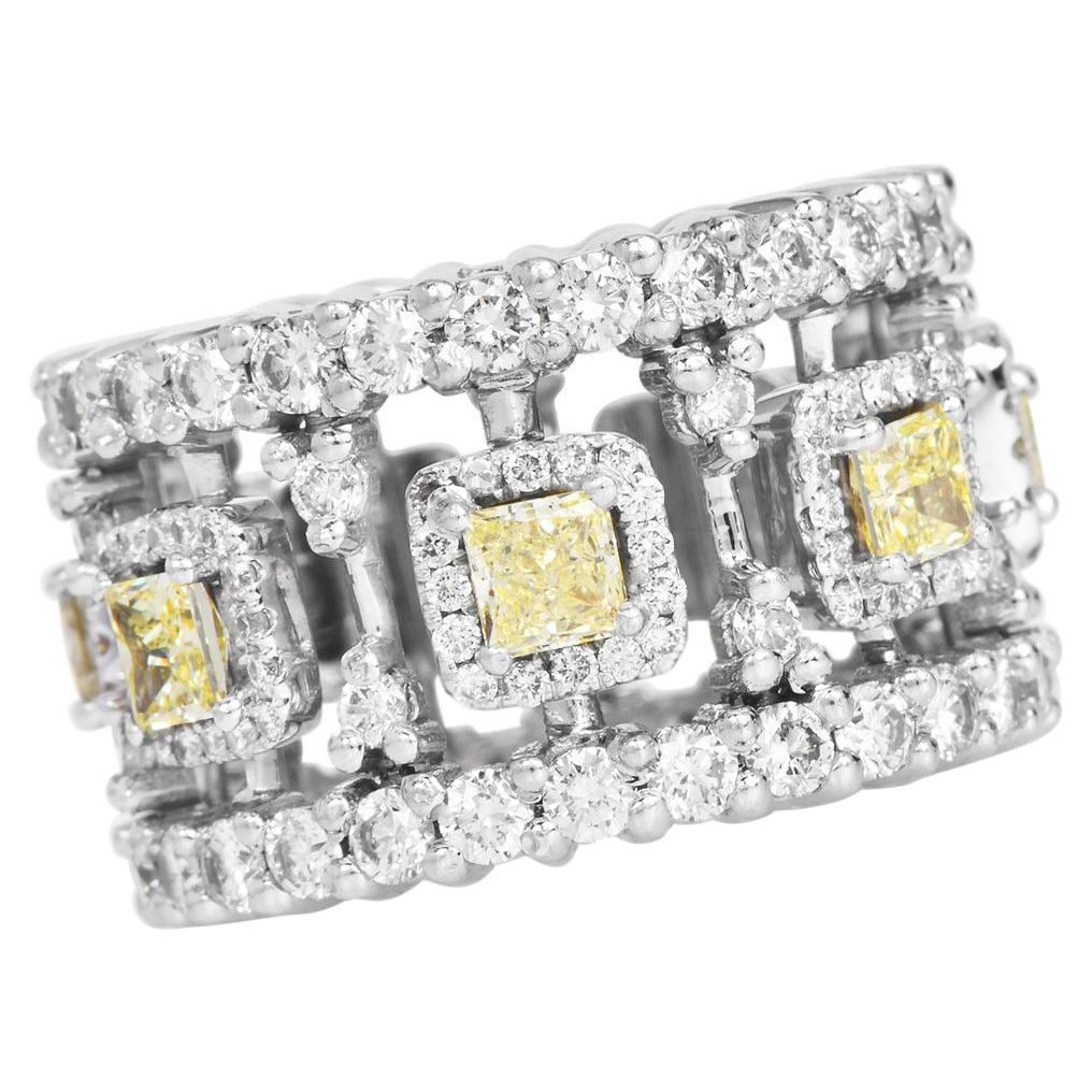 GIA Anello di eternità in platino con diamante giallo intenso di 6,60 carati in vendita