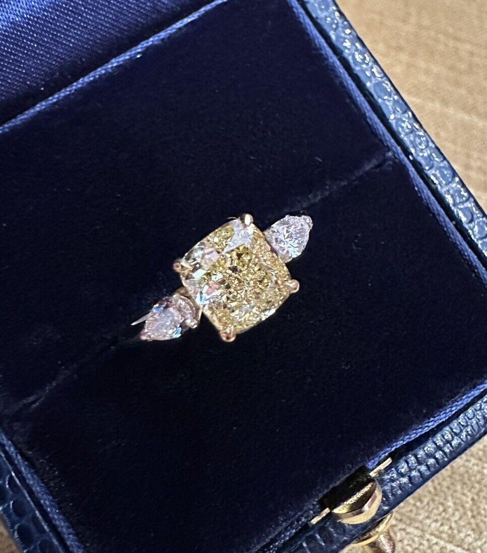 GIA Fancy Intense Gelber Diamant 2,01 Karat Dreisteinring aus Platin und 18k (Kissenschliff) im Angebot