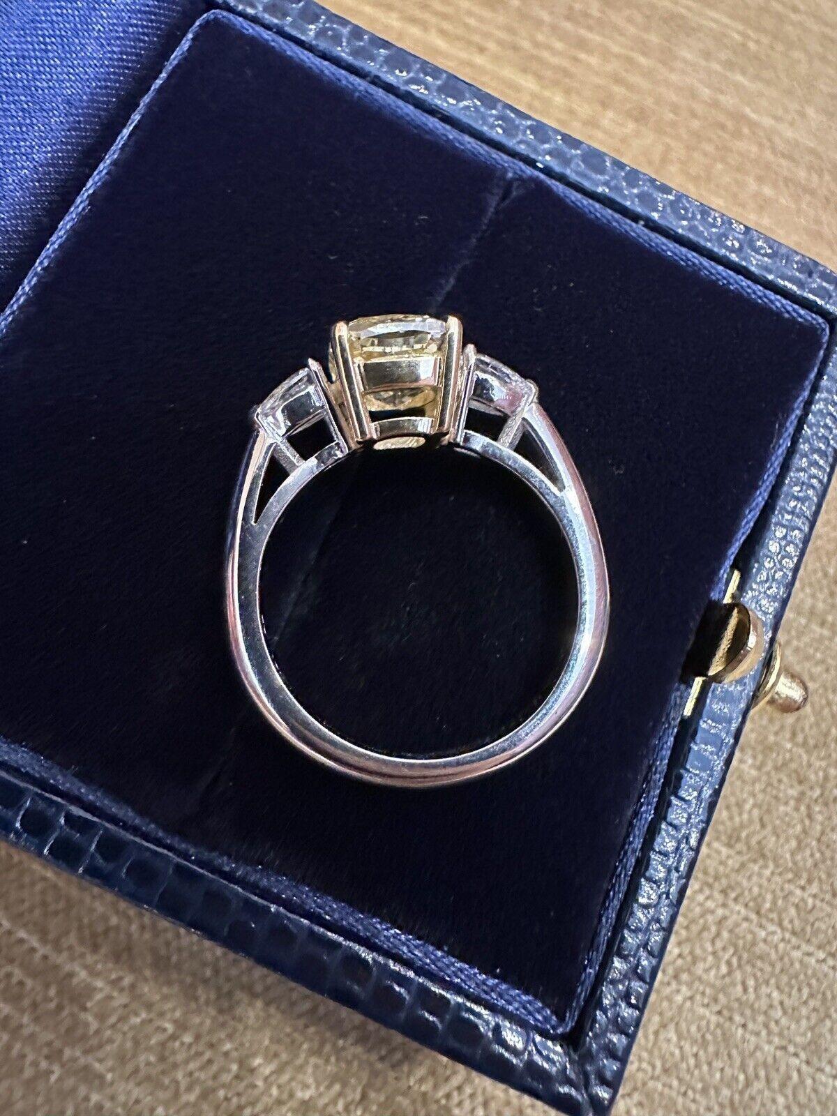 GIA Fancy Intense Gelber Diamant 2,01 Karat Dreisteinring aus Platin und 18k Damen im Angebot