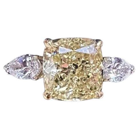GIA Fancy Intense Gelber Diamant 2,01 Karat Dreisteinring aus Platin und 18k im Angebot