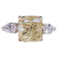 GIA Fancy Intense Yellow Diamond 2,01 carati Anello a tre pietre in platino e 18 carati