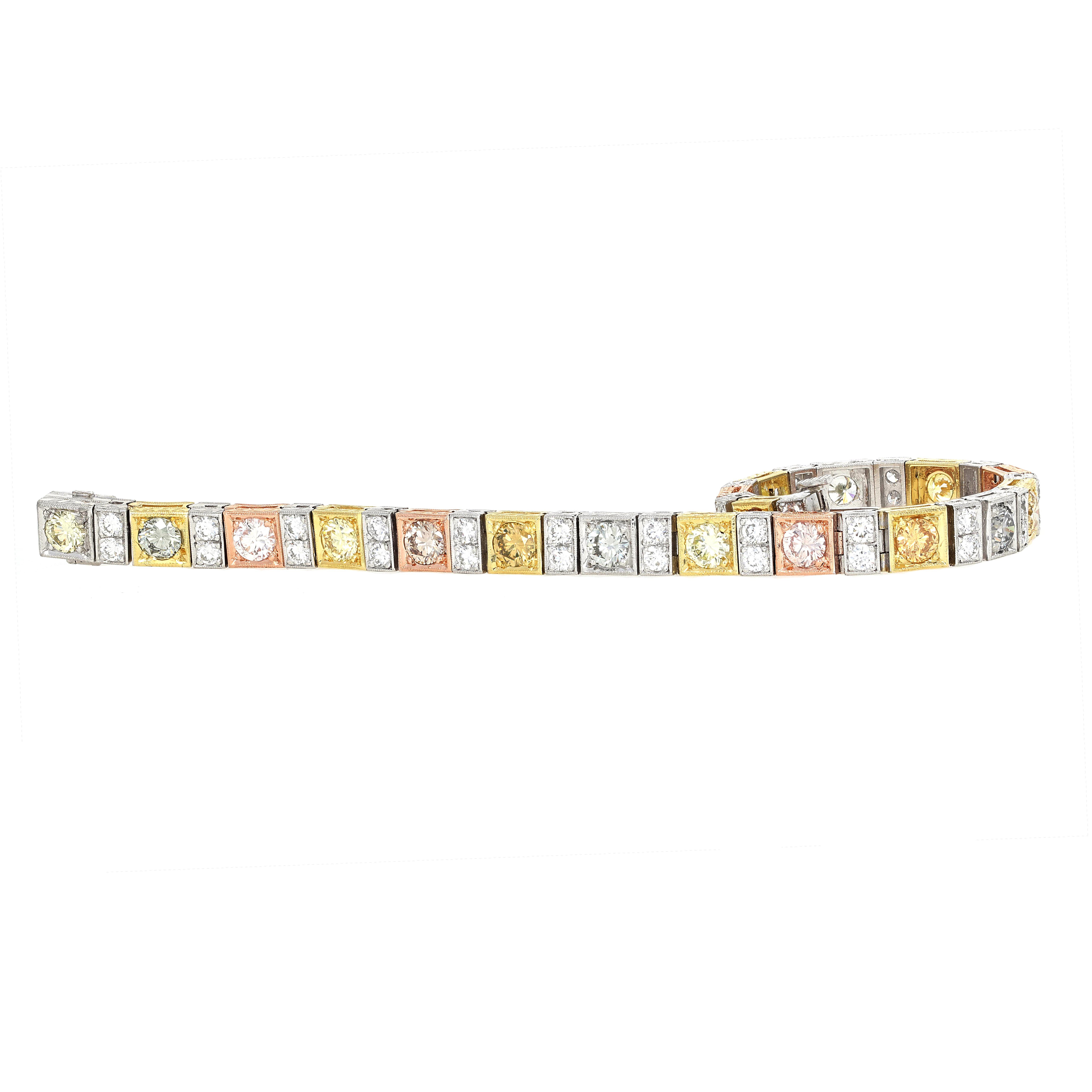Bracciale tennis con diamanti fancy color certificati GIA e incastonati in oro bianco, giallo e rosa da 18 carati. 
I 18 diamanti colorati sono tutti certificati GIA. Hanno un colore naturale e non mostrano alcun segno di trattamento. Le pietre