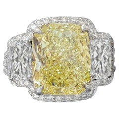 GIA Bague de fiançailles à 3 pierres en diamant taille coussin de 4,04 carats de couleur jaune fantaisie