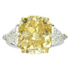 Solitaire en diamant jaune élégant certifié par le GIA