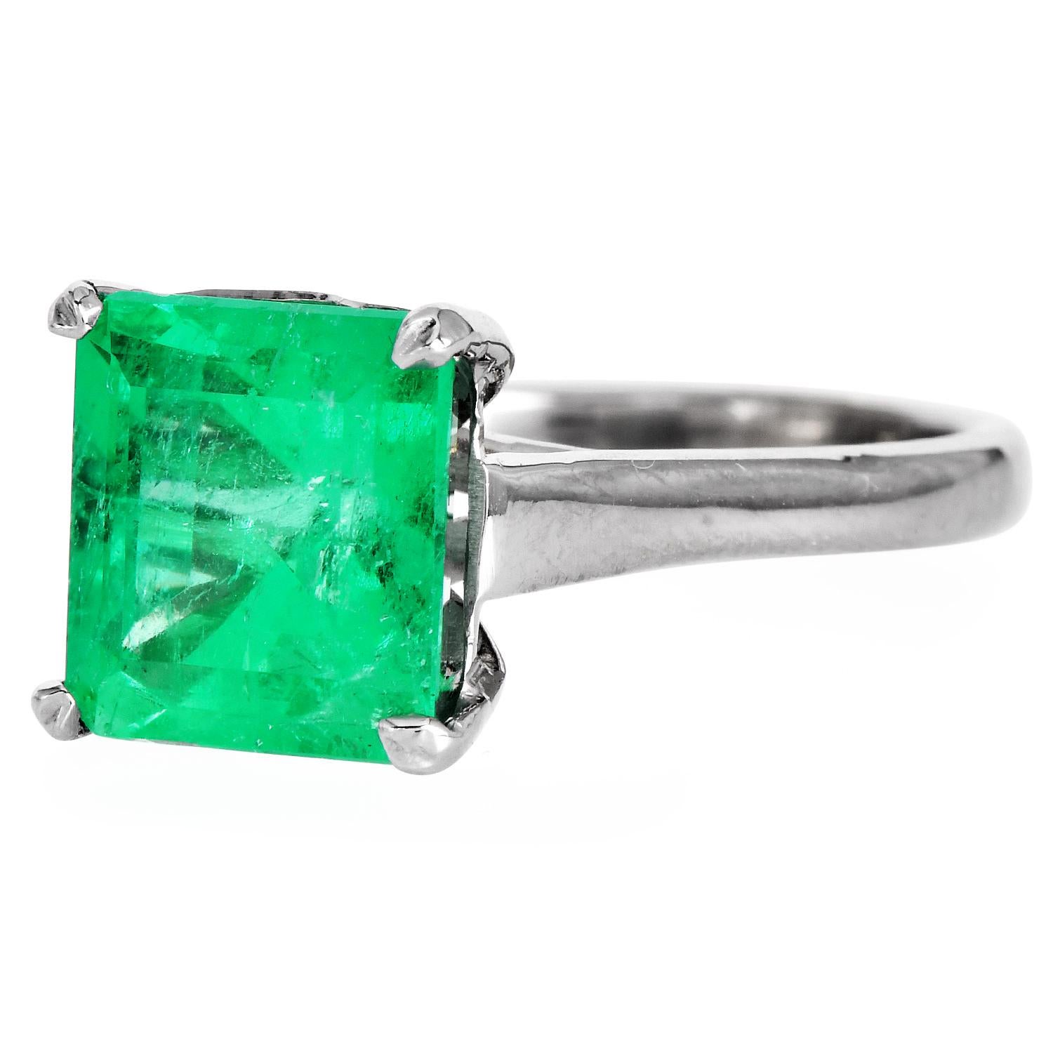 Taille Asscher GIA Fine 4.72cts Asscher-cut Colombian Emerald Gold Solitaire Ring en vente