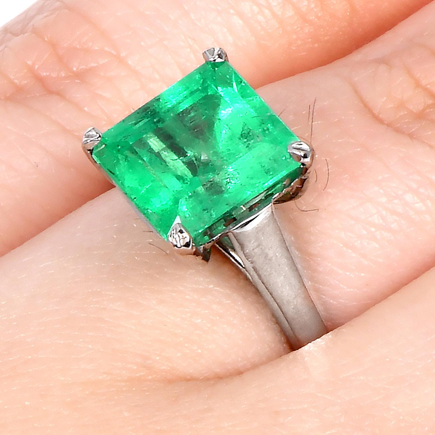 GIA Fine 4.72cts Asscher-cut Colombian Emerald Gold Solitaire Ring en vente 1