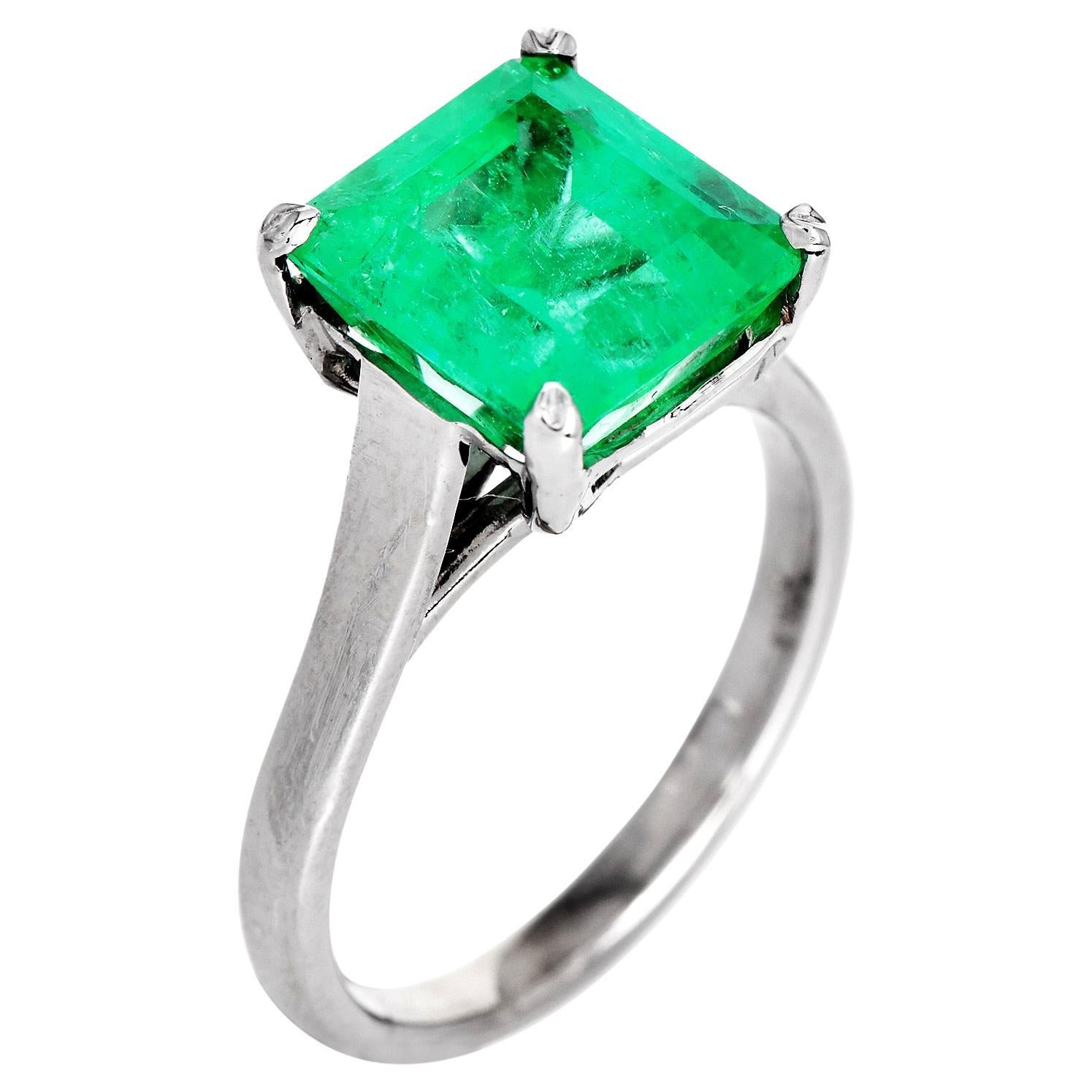 GIA Fine 4.72cts Asscher-cut Colombian Emerald Gold Solitaire Ring en vente