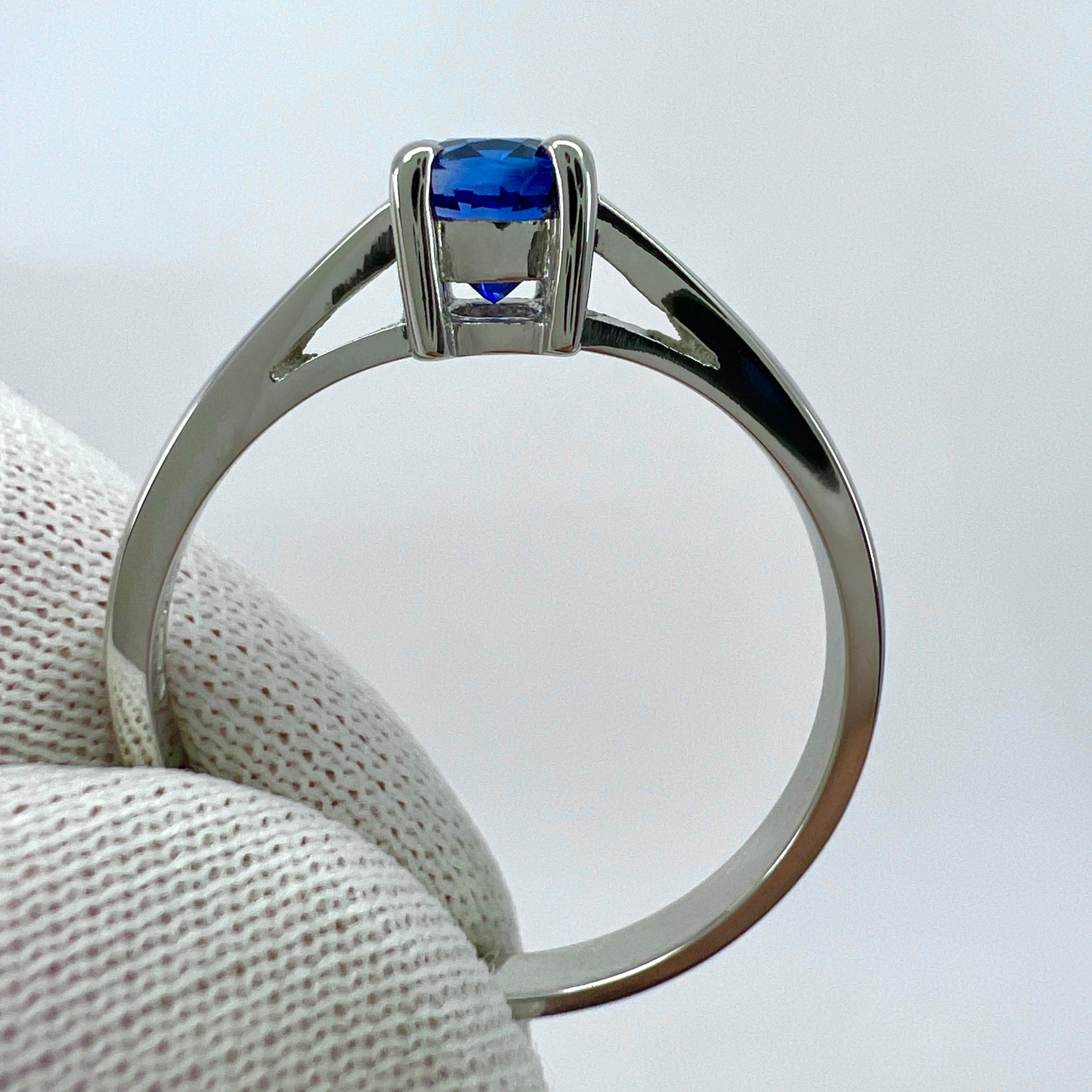 GIA Fine Vivid Cornflower Blue Ceylon Sapphire Oval Cut Platinum Solitaire Ring en vente 5