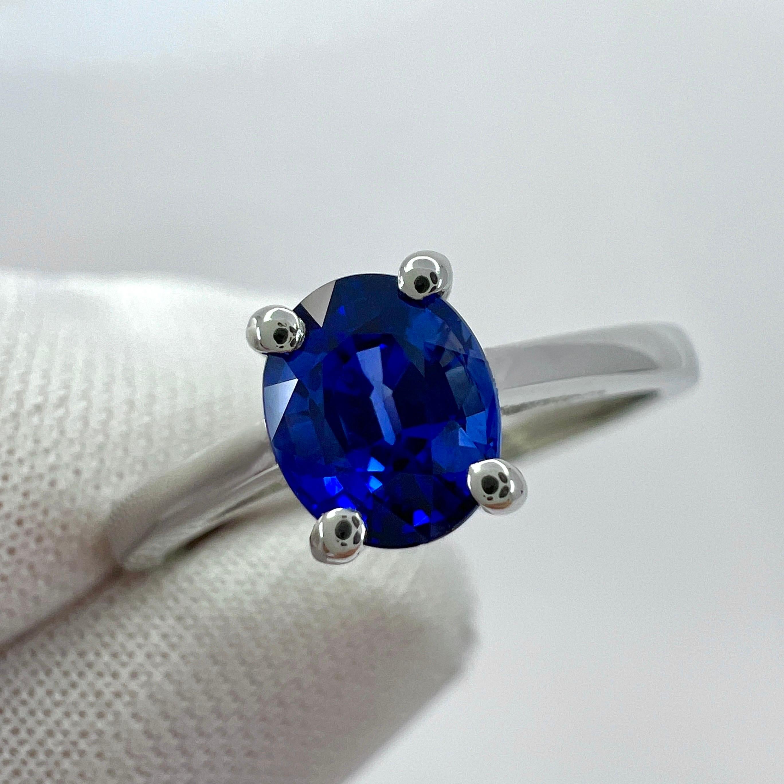 GIA Fine Vivid Cornflower Blue Ceylon Sapphire Oval Cut Platinum Solitaire Ring en vente 7