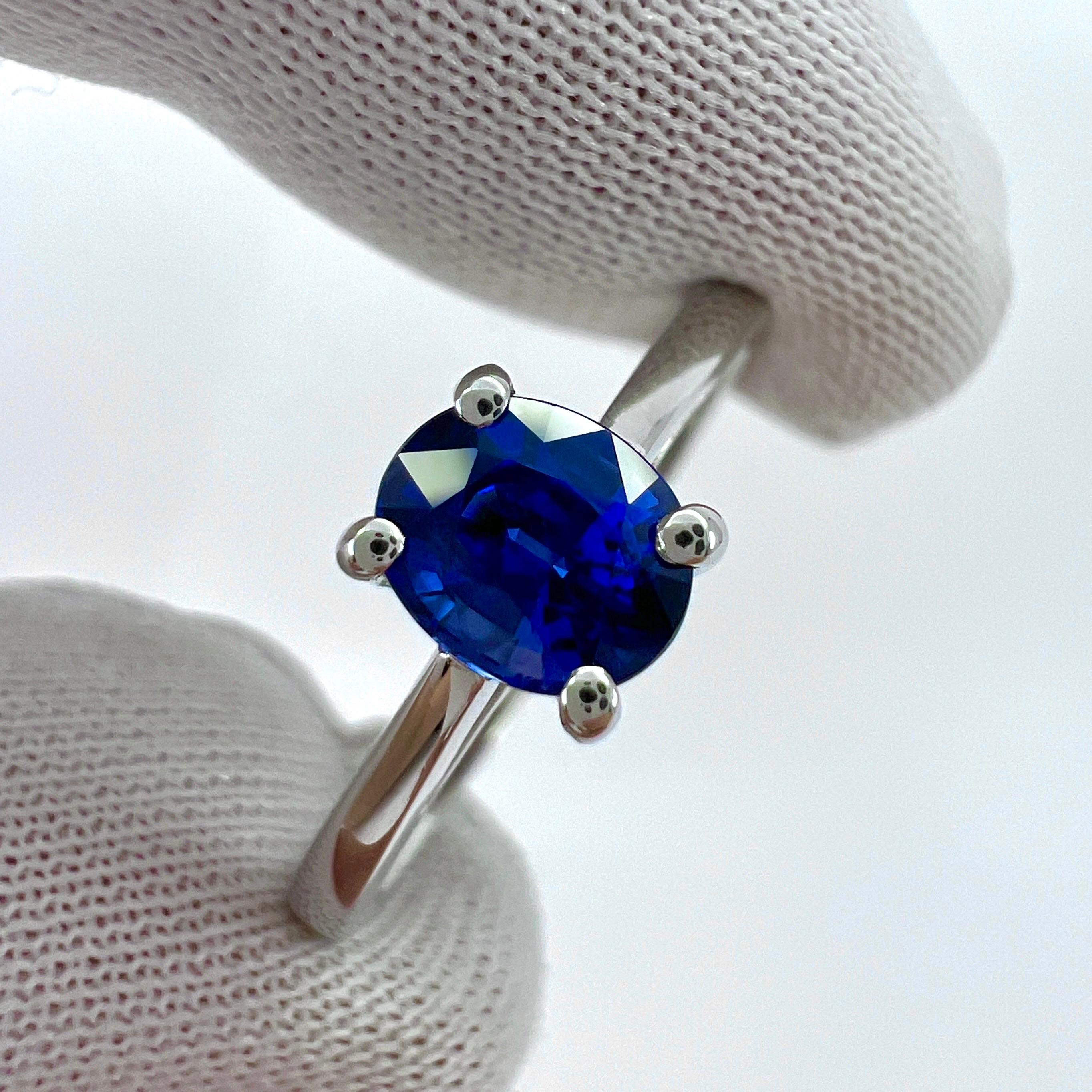 GIA Fine Vivid Cornflower Blue Ceylon Sapphire Oval Cut Platinum Solitaire Ring Pour femmes en vente
