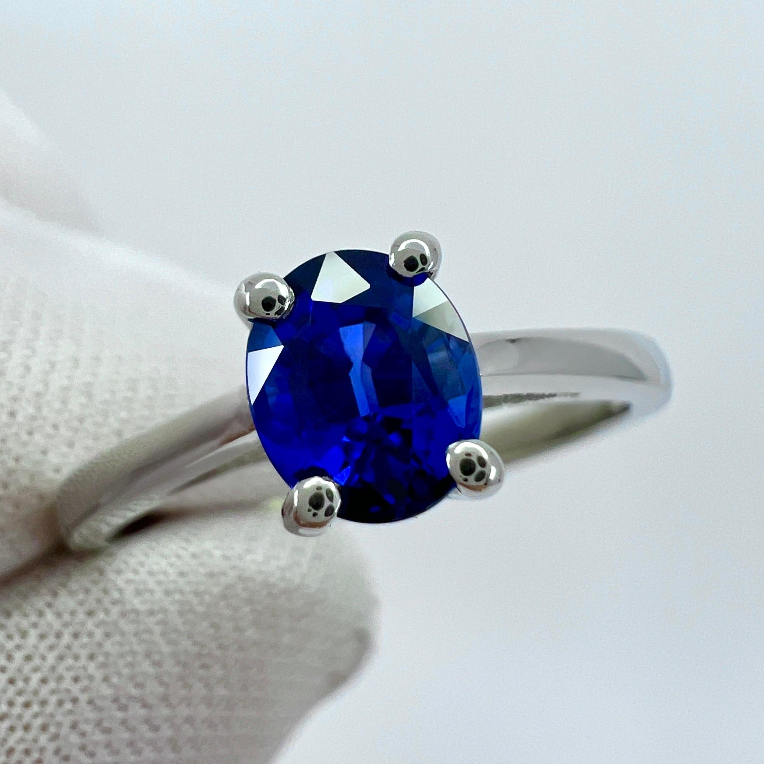 GIA Fine Vivid Cornflower Blue Ceylon Sapphire Oval Cut Platinum Solitaire Ring en vente 3