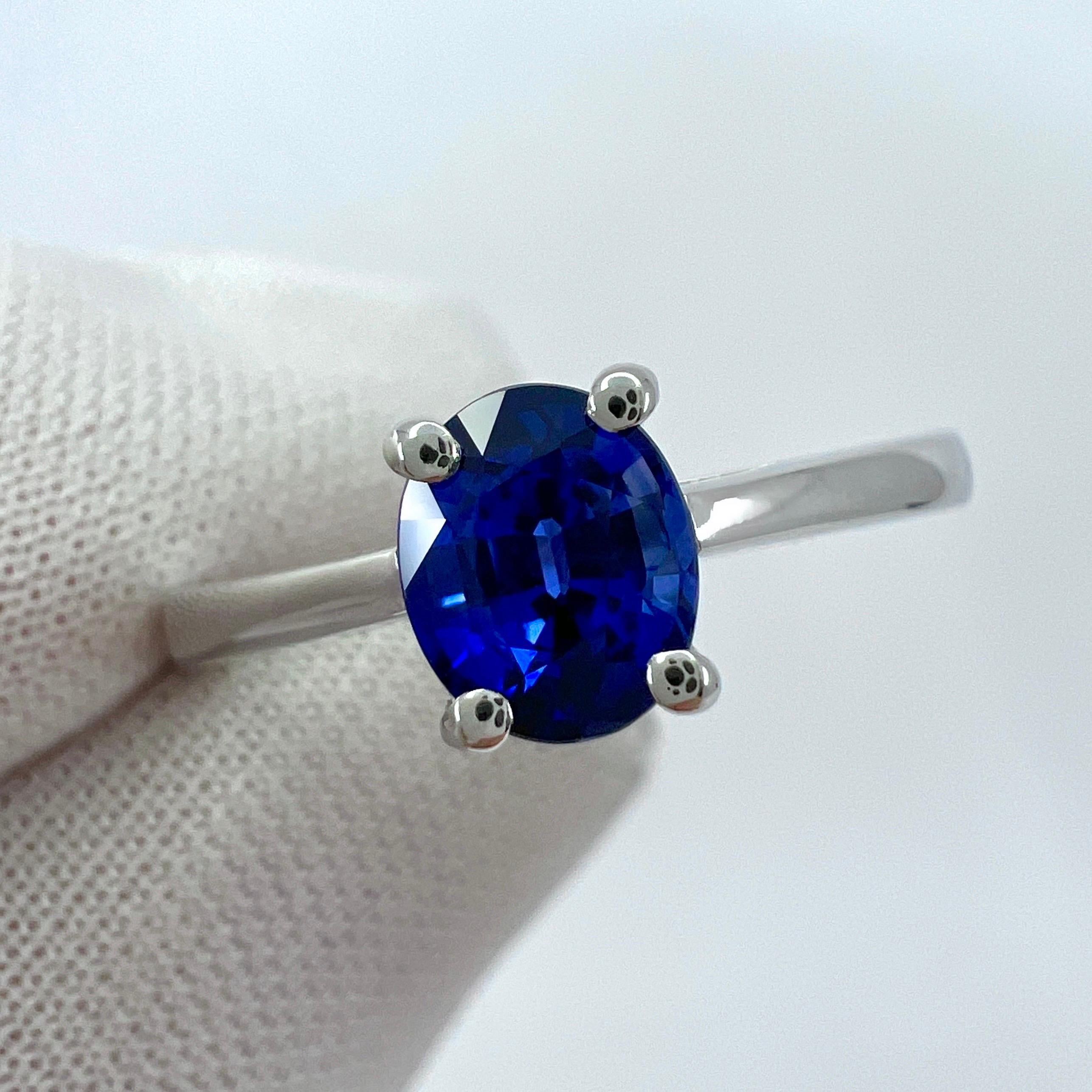 GIA Fine Vivid Cornflower Blue Ceylon Sapphire Oval Cut Platinum Solitaire Ring en vente 4