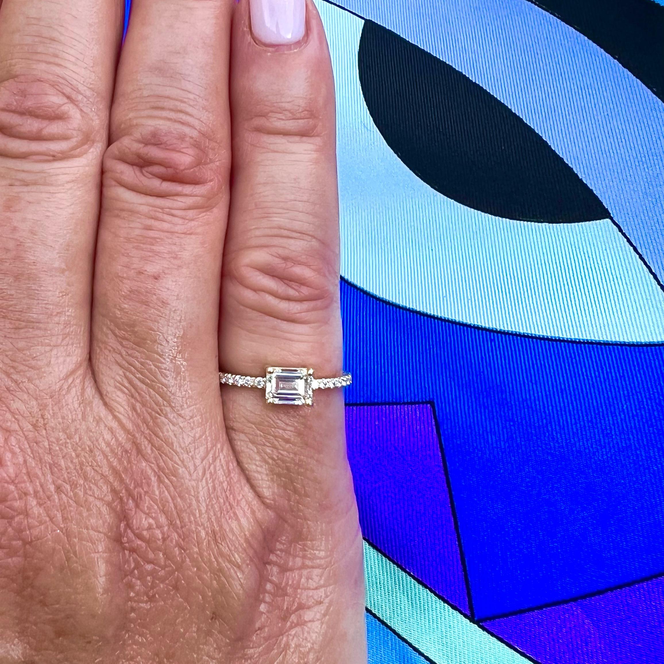 GIA G/VVS1 Anillo de compromiso talla esmeralda y oro de 18k Corte esmeralda en venta