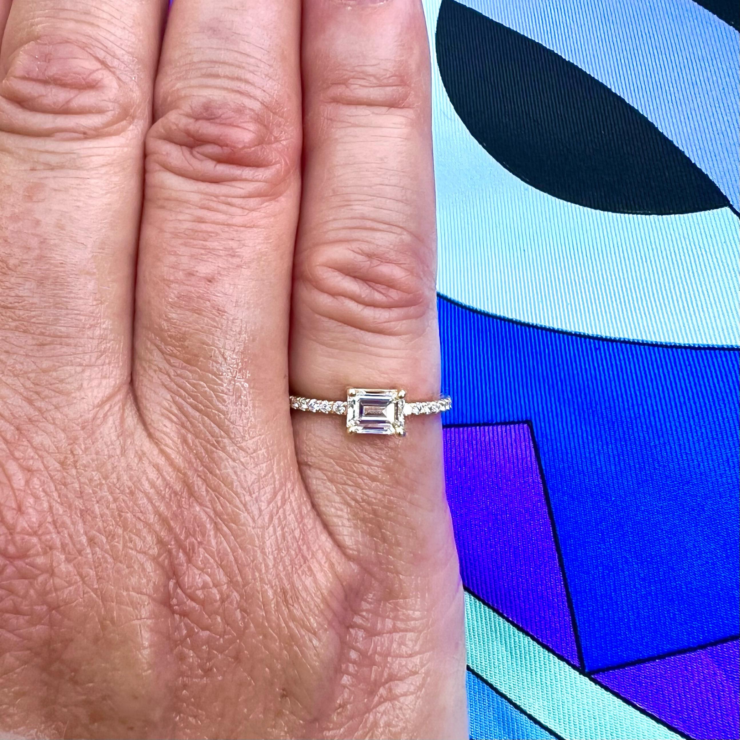 GIA G/VVS1 Anillo de compromiso talla esmeralda y oro de 18k en venta 1