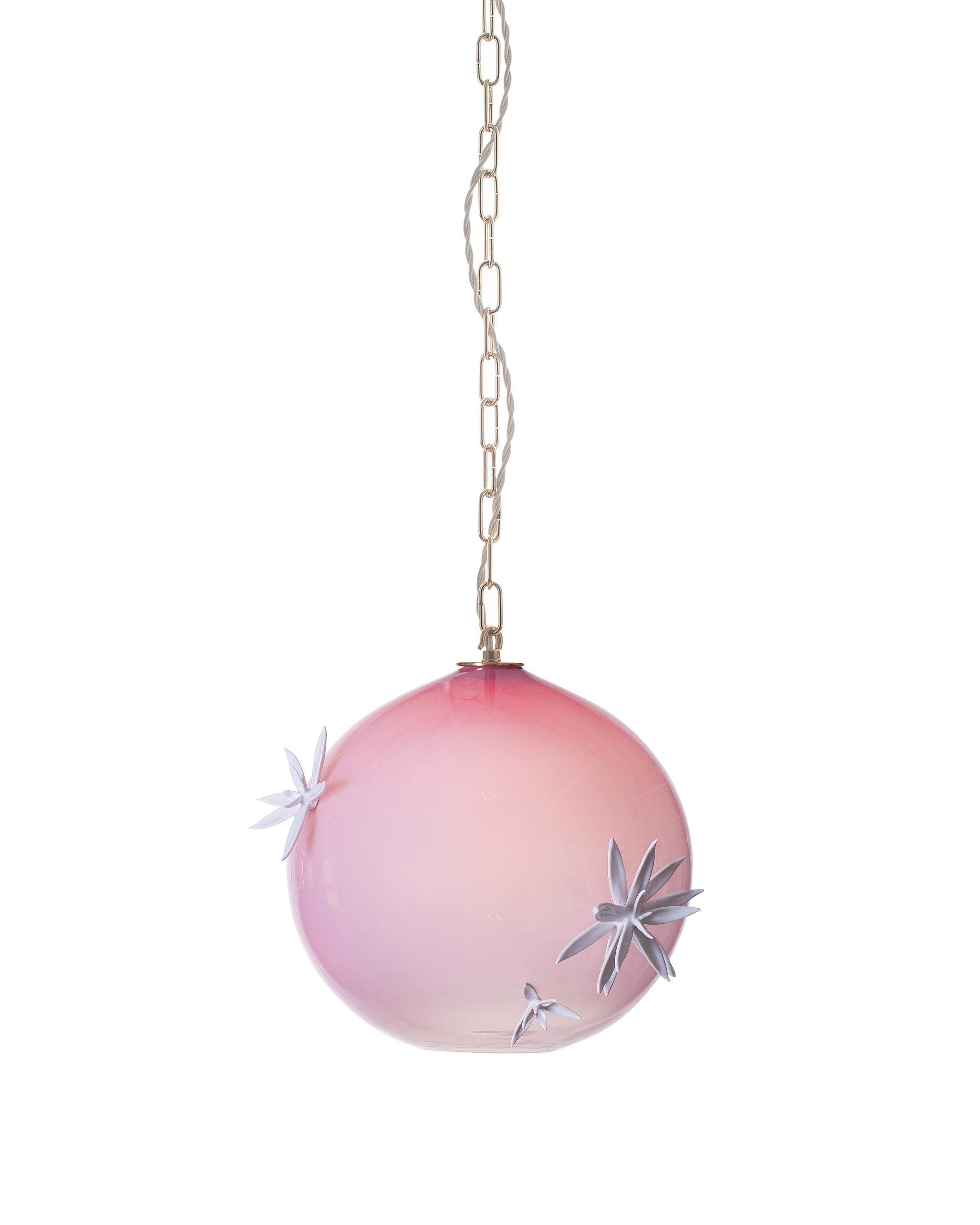 Die Gia Lighting Collection besteht aus mundgeblasenem Glas, das mit handgefertigten Porzellanpflanzen verziert ist. Die Glasstücke werden in drei Formen angeboten: Kugel, Laterne oder Glocke. Aus Sukkulenten gegossen, werden vier einzigartige