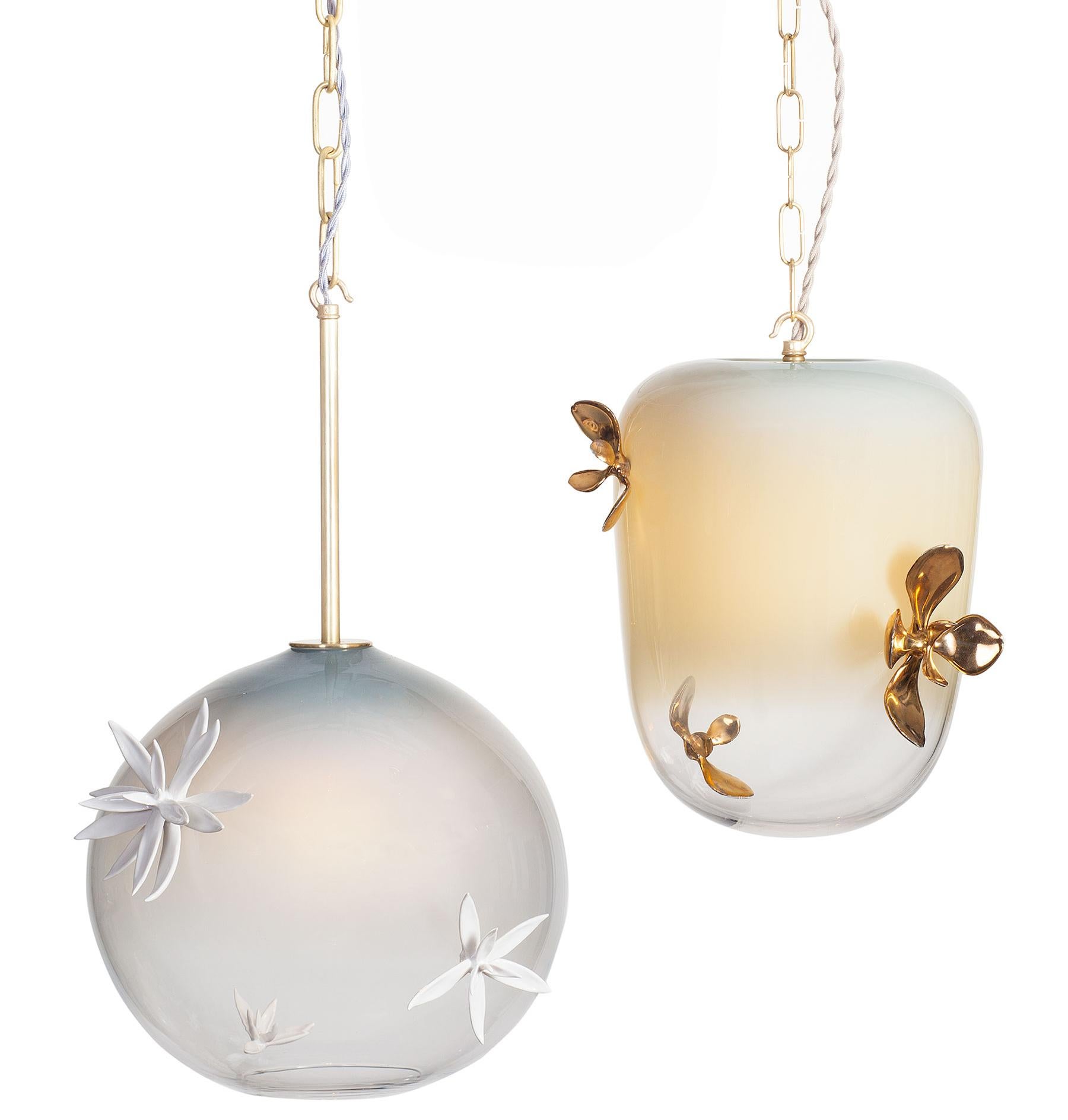 Gia Globe Pendelleuchte: Weißes und klares Ombre-Glas von Avram Rusu STUDIO (Moderne) im Angebot