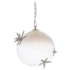 Gia Globe Pendelleuchte: Weißes und klares Ombre-Glas von Avram Rusu STUDIO