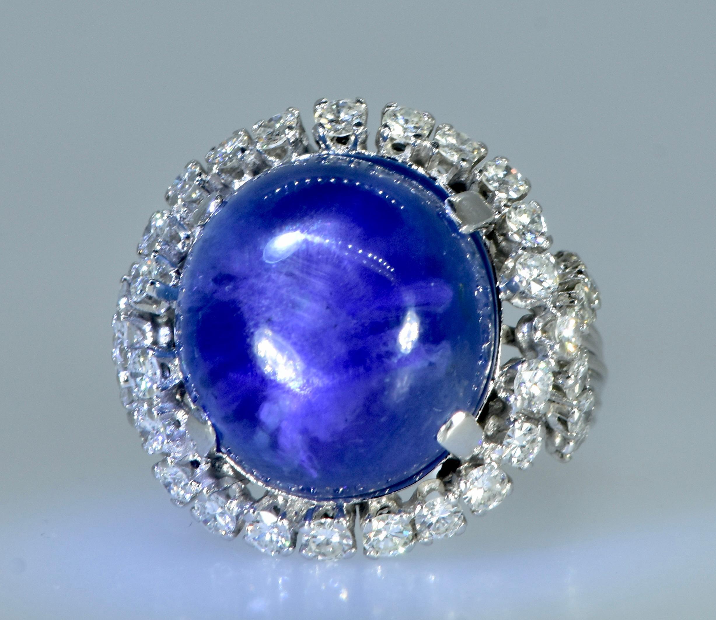 GIA-zertifizierter unerhitzter blauer Sternsaphir mit einem Gewicht von 27 Karat und Diamantring, um 1950. (Cabochon) im Angebot