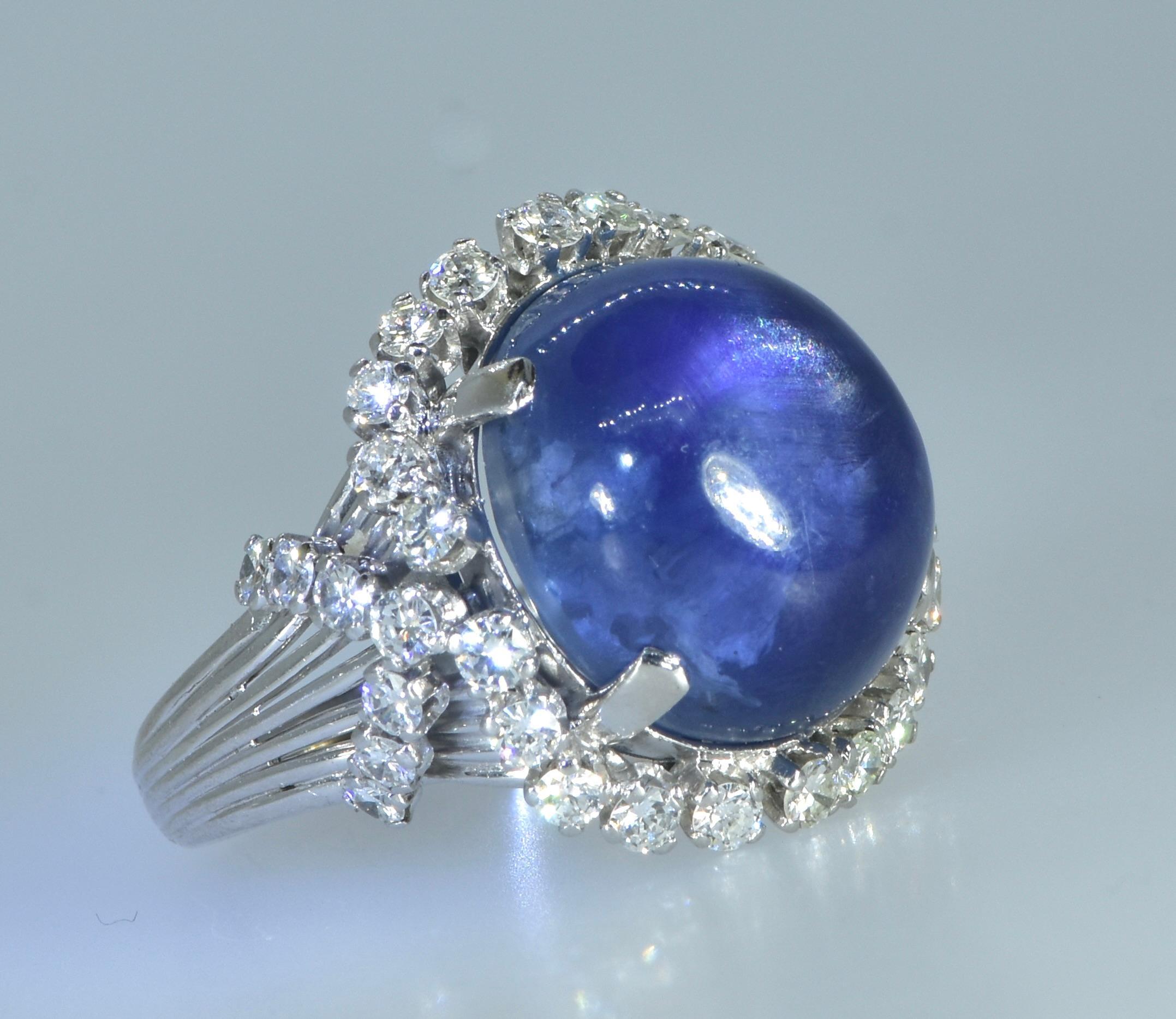 GIA-zertifizierter unerhitzter blauer Sternsaphir mit einem Gewicht von 27 Karat und Diamantring, um 1950. im Angebot 3