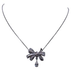 GIA Graff 18-karätige Weißgold-Halskette „Tilda’s Bow“ mit doppeltem Pavé-Diamant-Anhänger