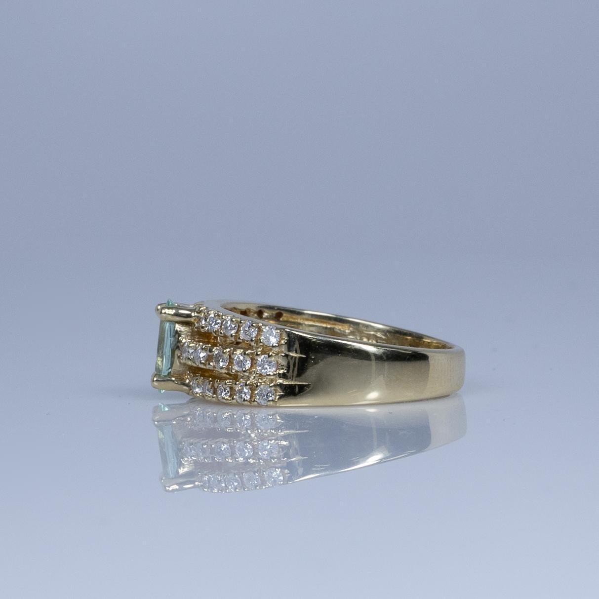 Dieser atemberaubende Ring zeigt einen GIA-zertifizierten grünen Paraiba-Turmalin, der elegant in einer ovalen Form gefasst und von einem Halo aus funkelnden Diamanten umgeben ist. Der leuchtend grüne Farbton des Paraiba-Turmalins in 14-karätigem
