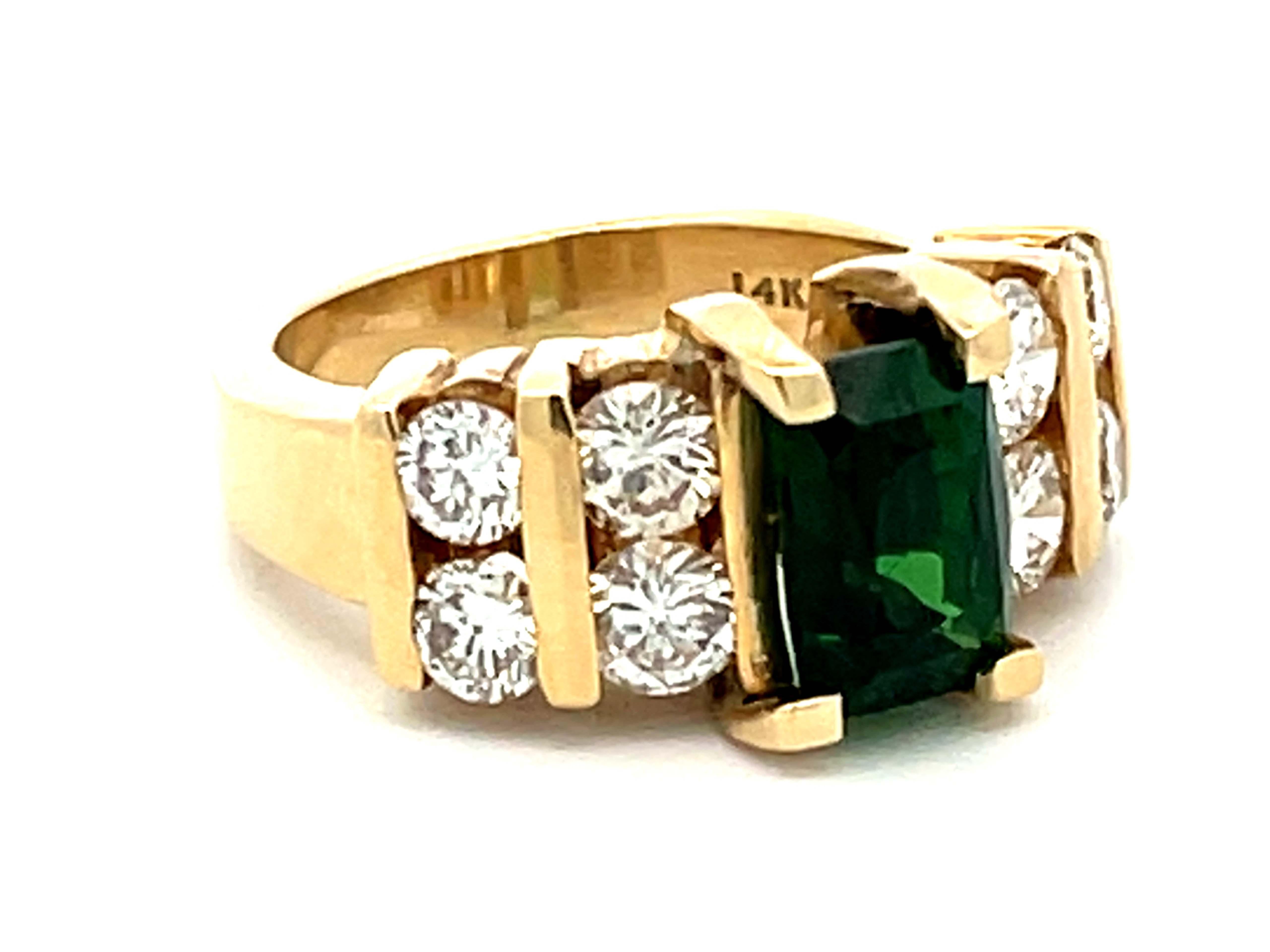 GIA Ring aus 14 Karat Gelbgold mit grünem Tsavorit, Granat und Diamant (Kissenschliff) im Angebot
